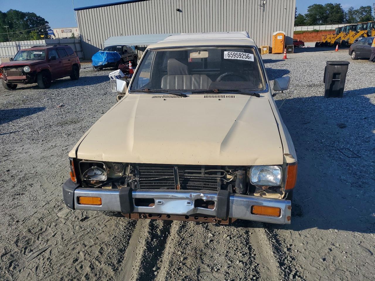 1985 Toyota 1 Ton Pick Yellow vin: JT4RN55E6F0110862