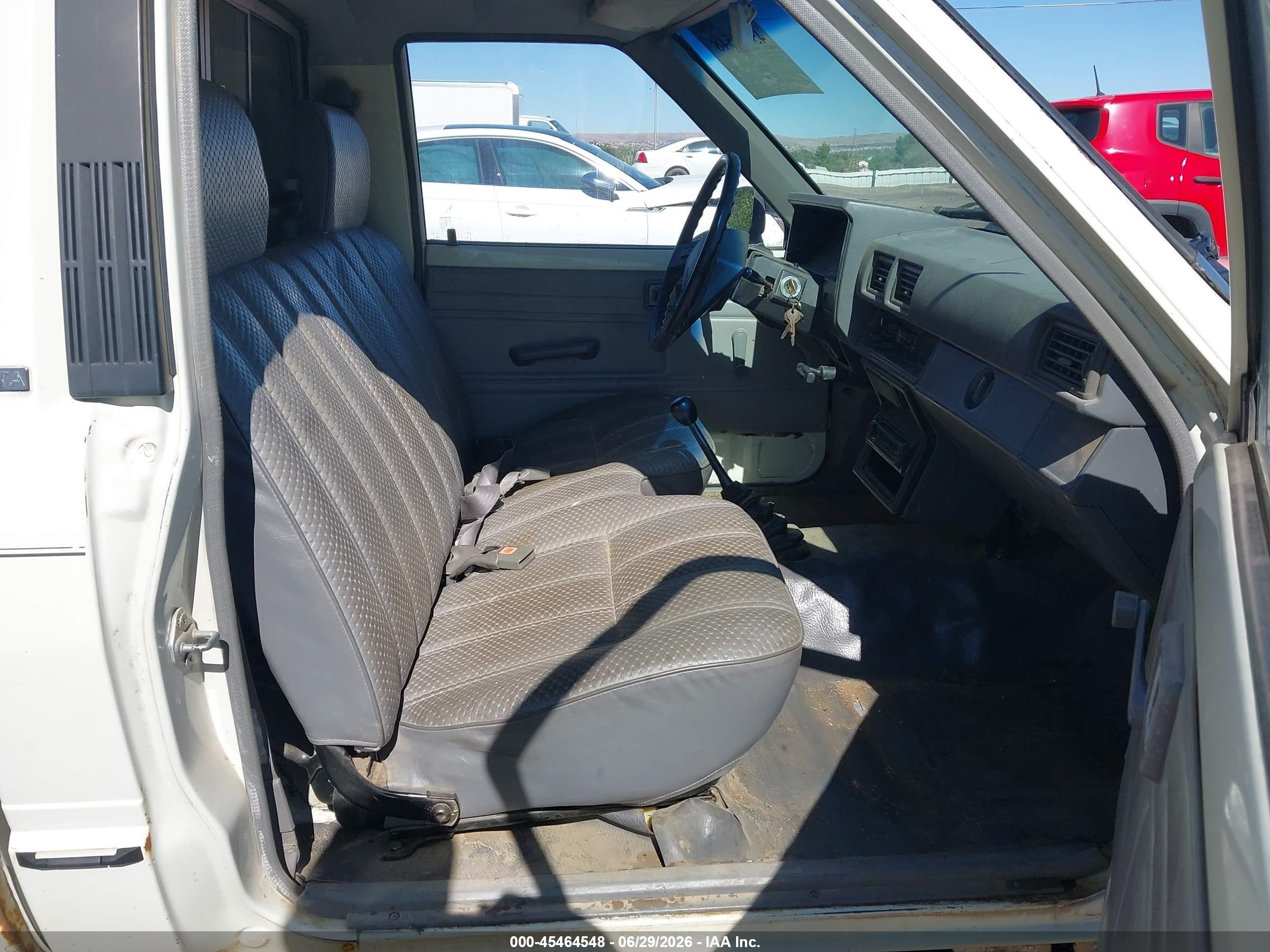 1986 Toyota Pickup 1/2 Ton Rn55 White vin: JT4RN55R6G0179507