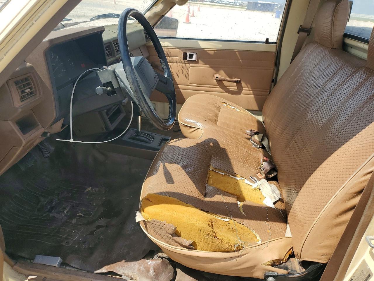 1984 Toyota Pickup Base Cream vin: JT4RN55R9E0046284