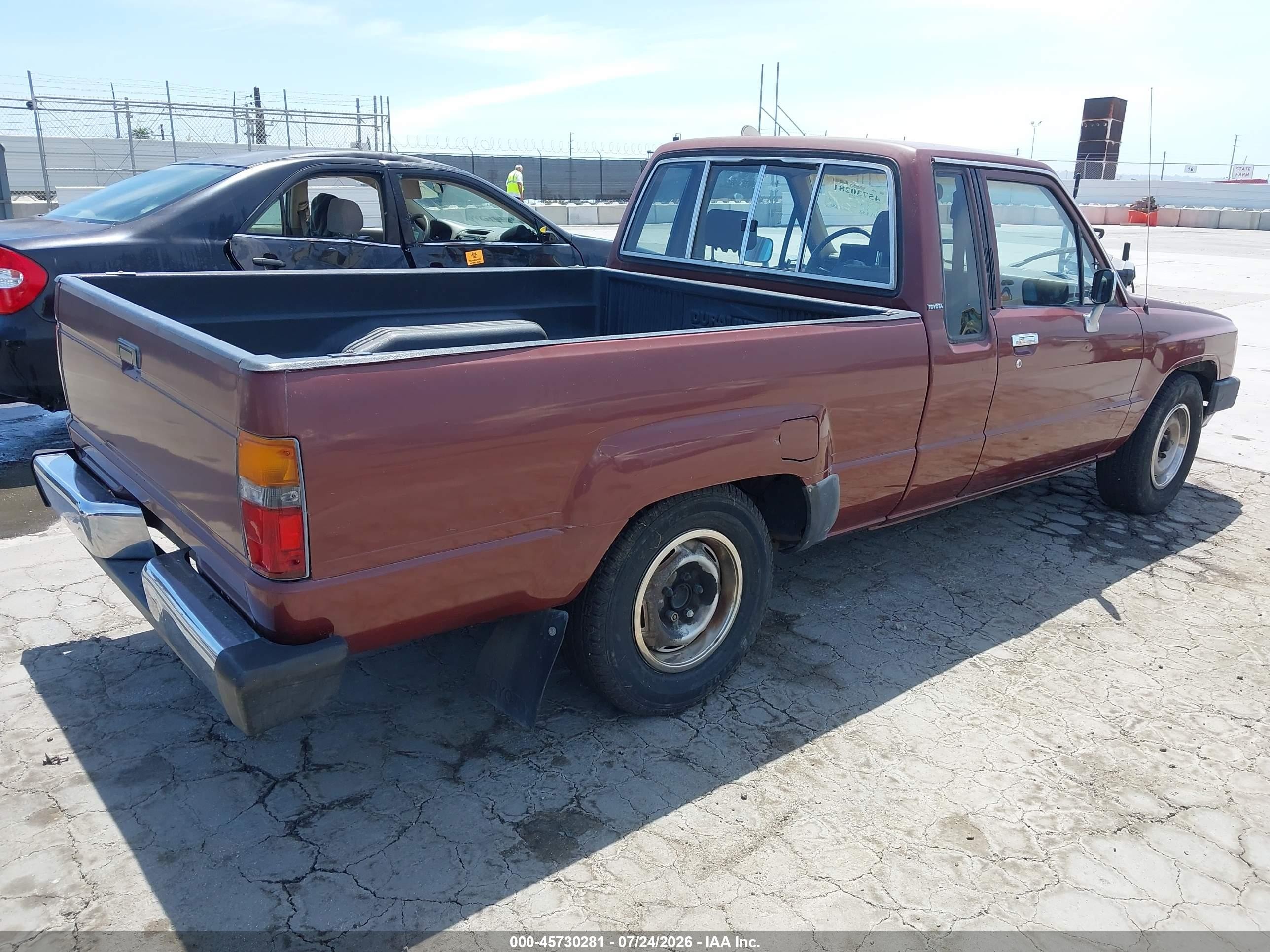 1985 Toyota Pickup Xtracab Rn56 Dlx Burgundy vin: JT4RN56D1F5047744