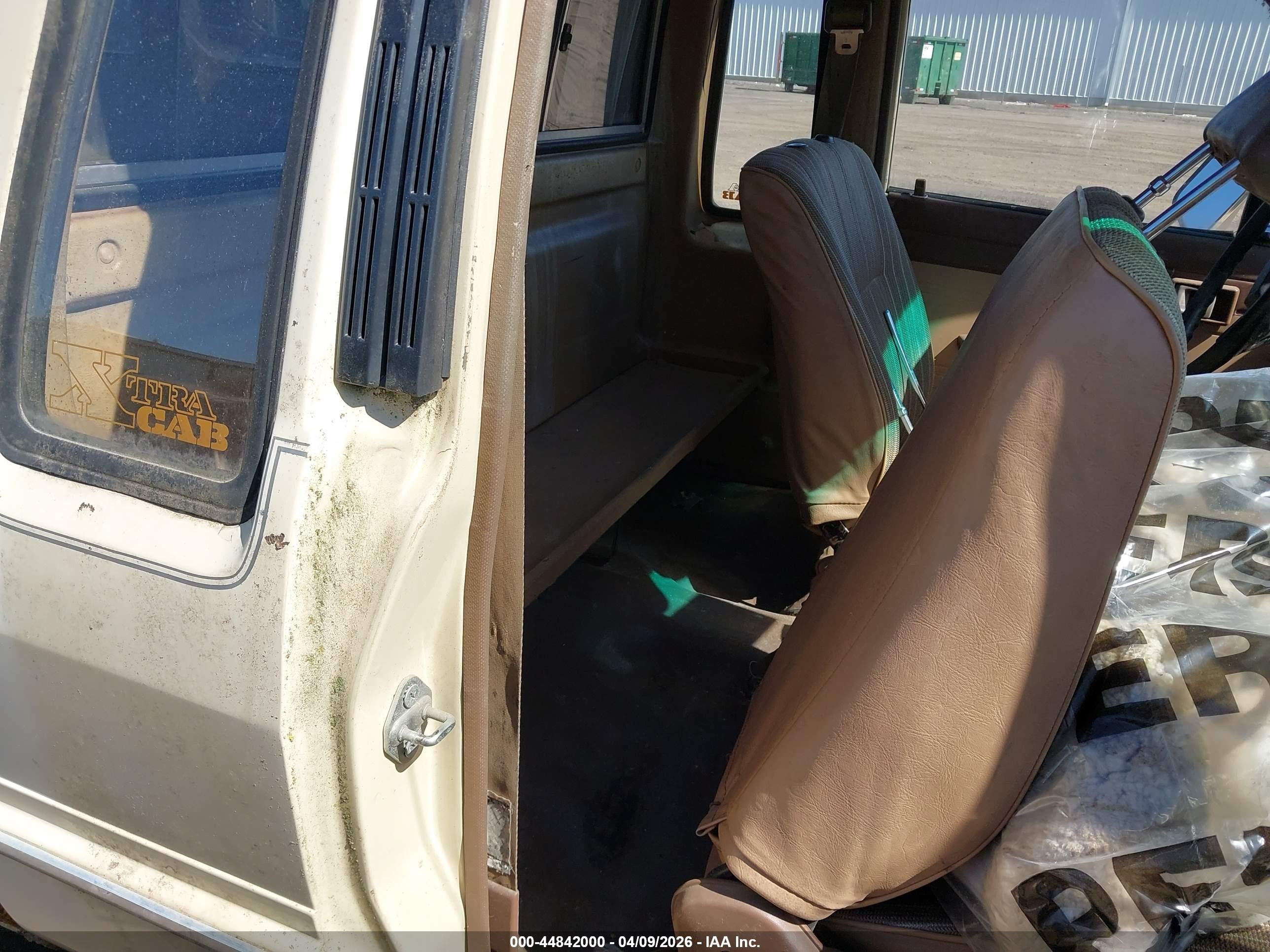 1984 Toyota Pickup Xtracab Rn56 Dlx Cream vin: JT4RN56D4E5004398