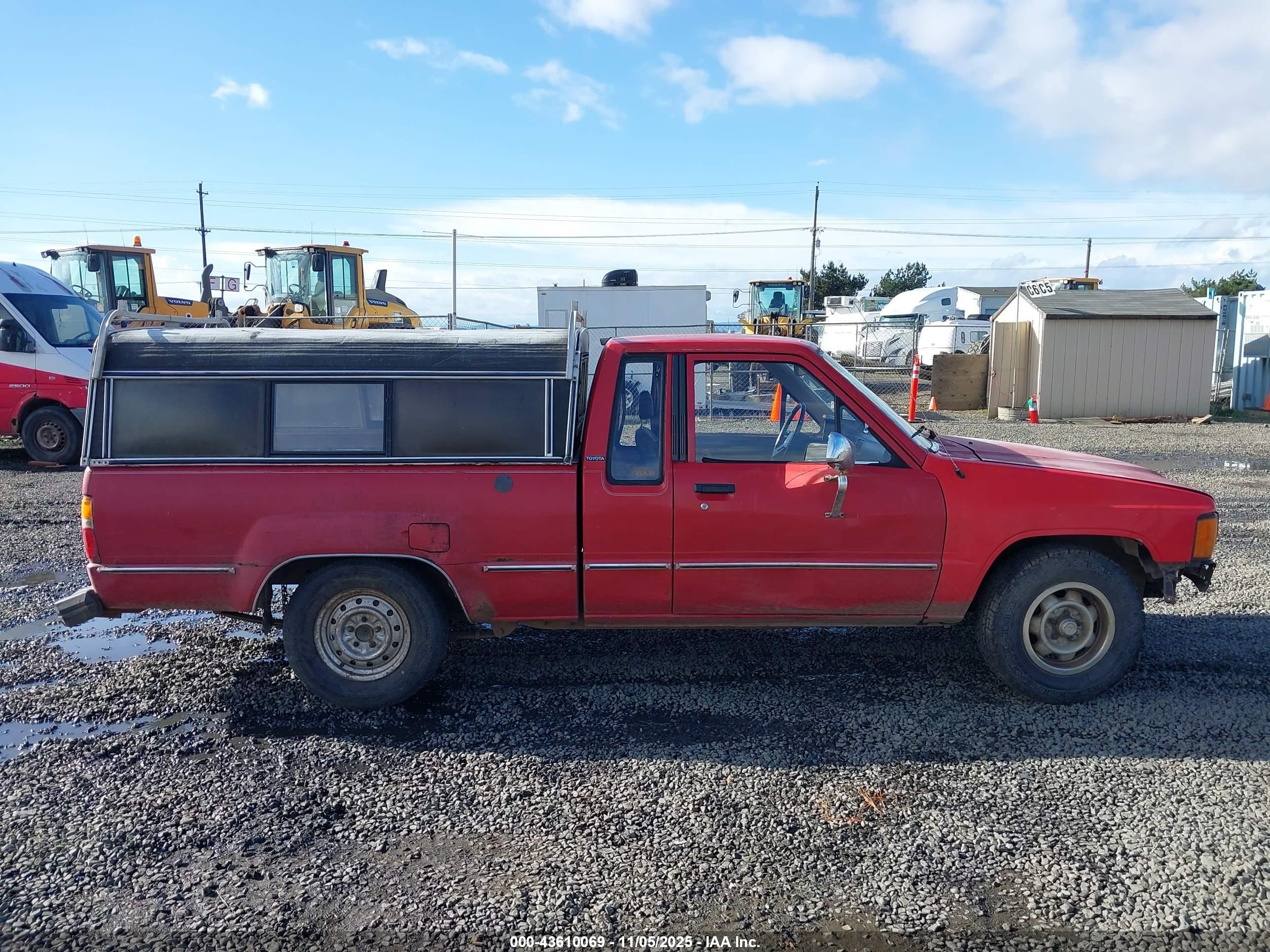 1984 Toyota Pickup Xtracab Rn56 Dlx Red vin: JT4RN56D8E0008046