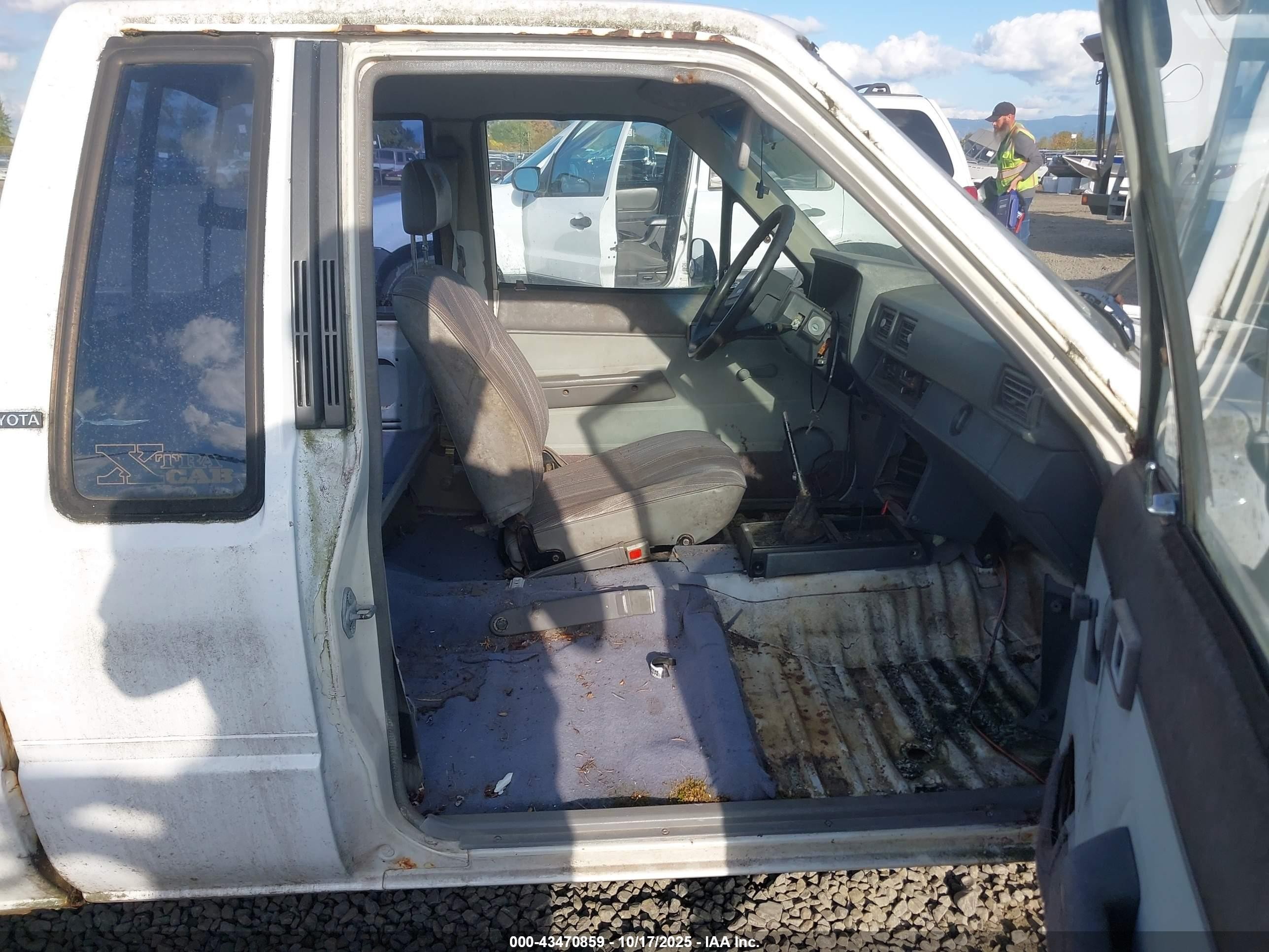 1984 Toyota Pickup Xtracab Rn56 Sr5 White vin: JT4RN56S1E0063775