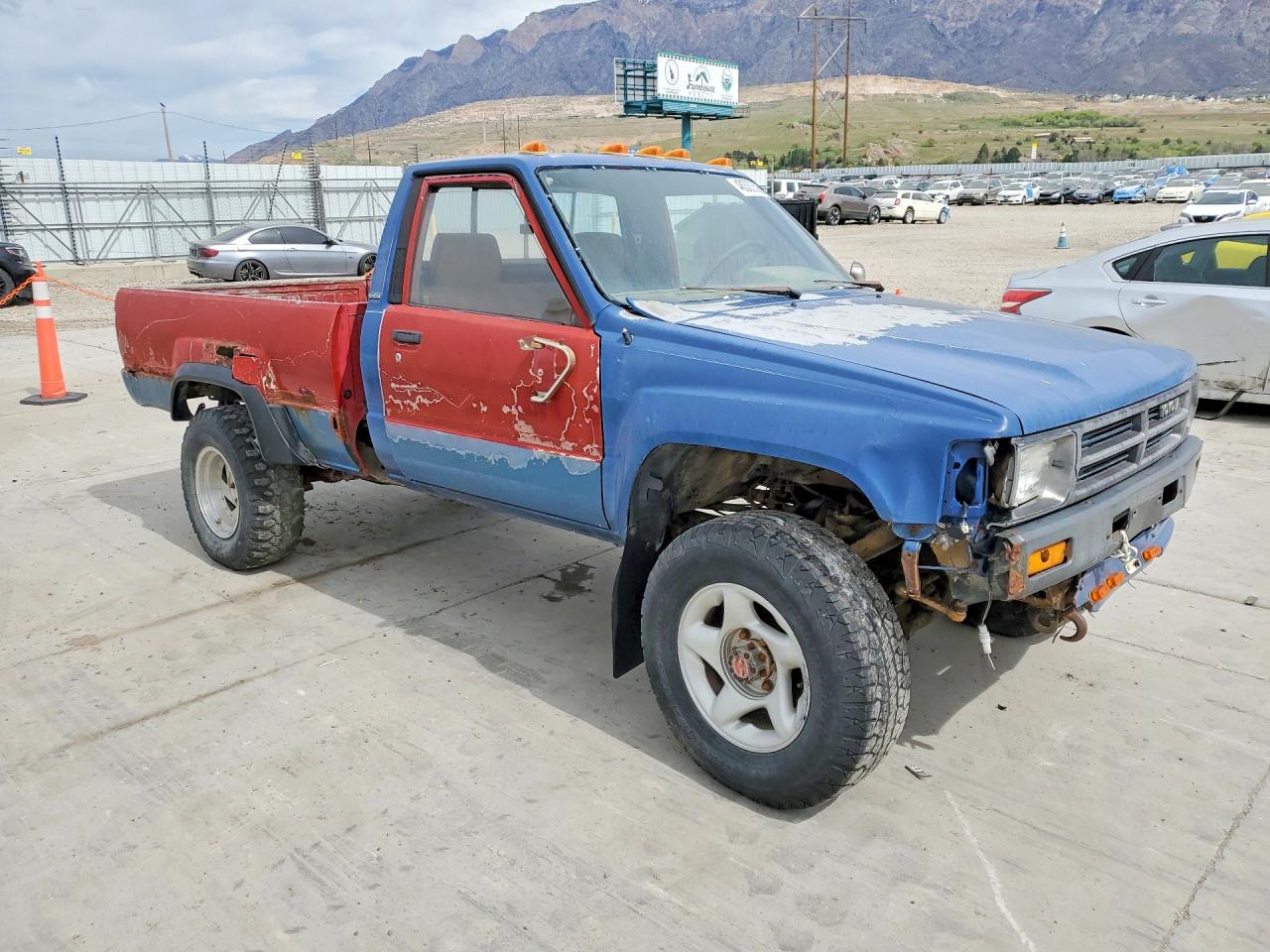 1987 Toyota Pickup Deluxe Two Tone vin: JT4RN64D7H5053544