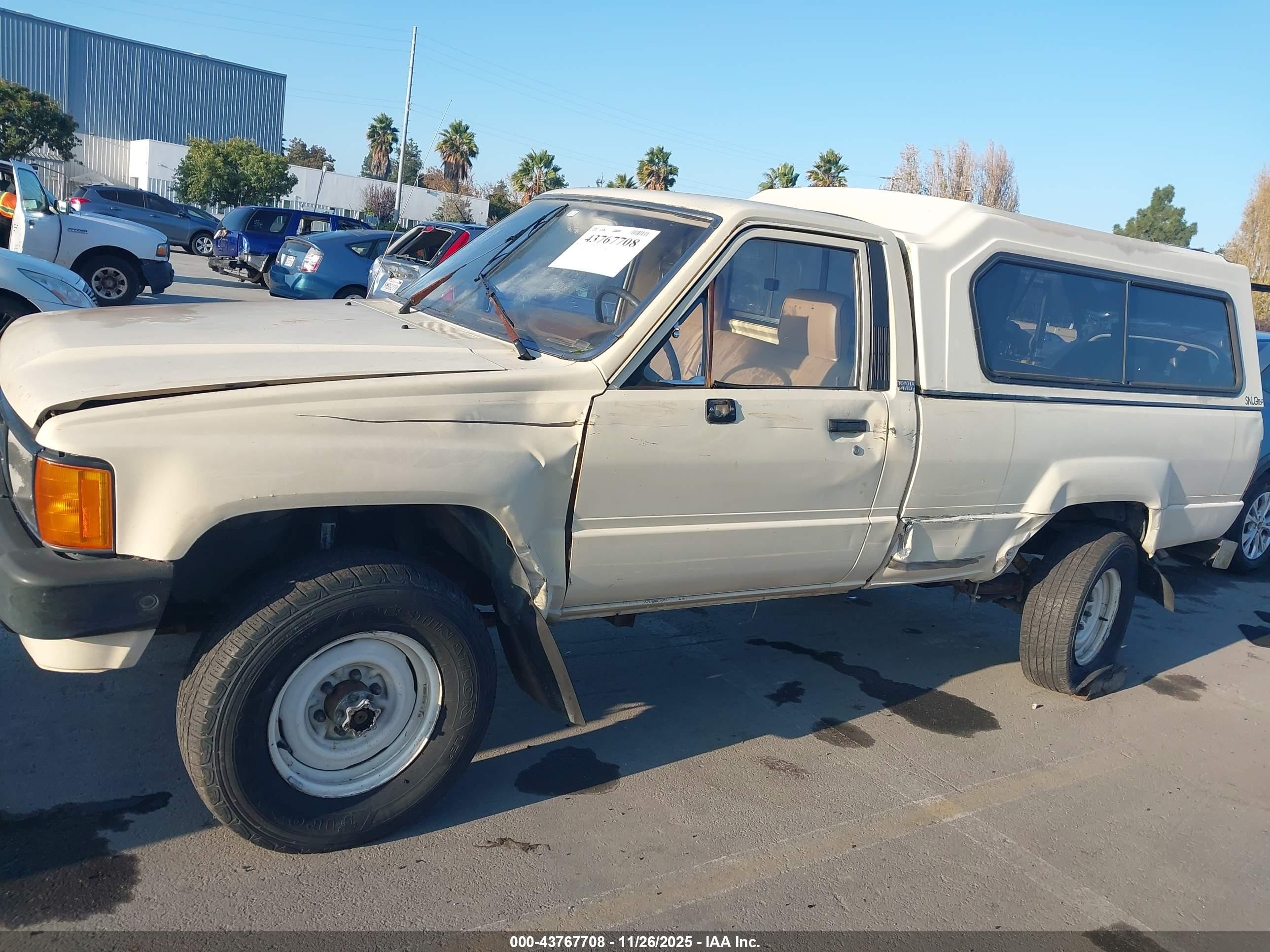 1984 Toyota Pickup Rn65 Dlx Tan vin: JT4RN65D8E5023639