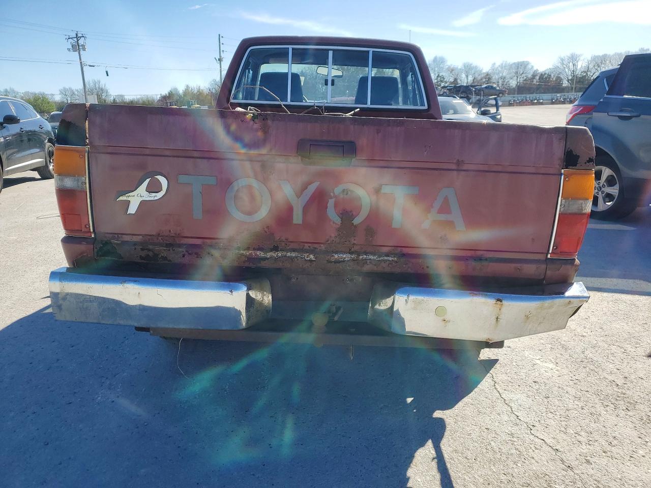 1987 Toyota Pickup Deluxe Burgundy vin: JT4RN67D7H5059355