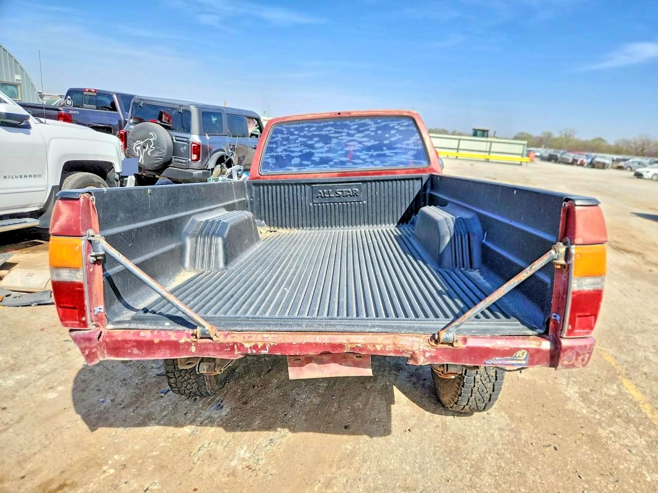 1987 Toyota Pickup Deluxe Бордовый vin: JT4RN70D6H0037599