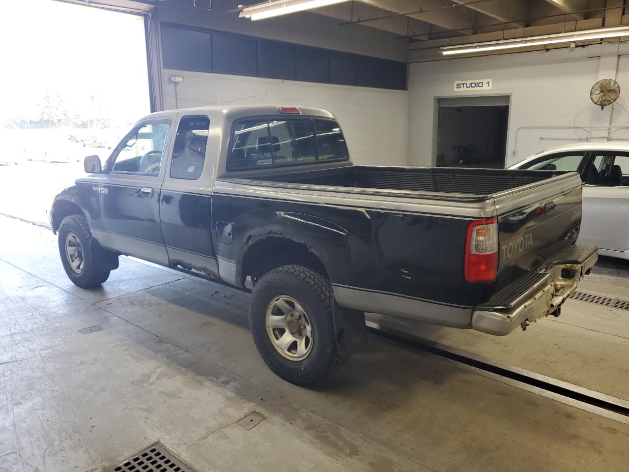 1997 Toyota T100 Xtracab Two Tone vin: JT4UN22D8V0035388