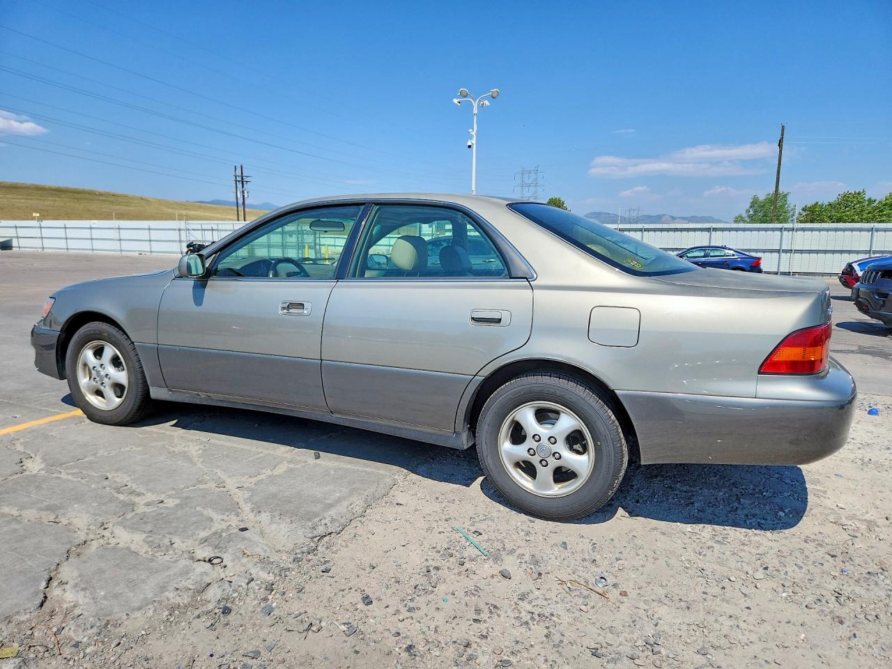 1997 Lexus Es 300 Gold vin: JT8BF22G6V0004444