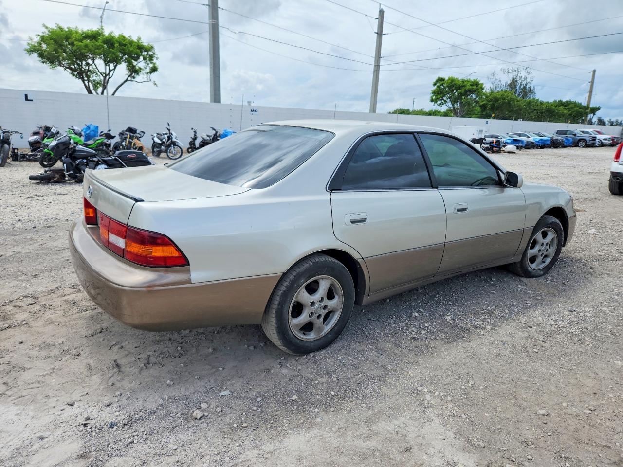 1998 Lexus Es 300 Silver vin: JT8BF28G1W5023897
