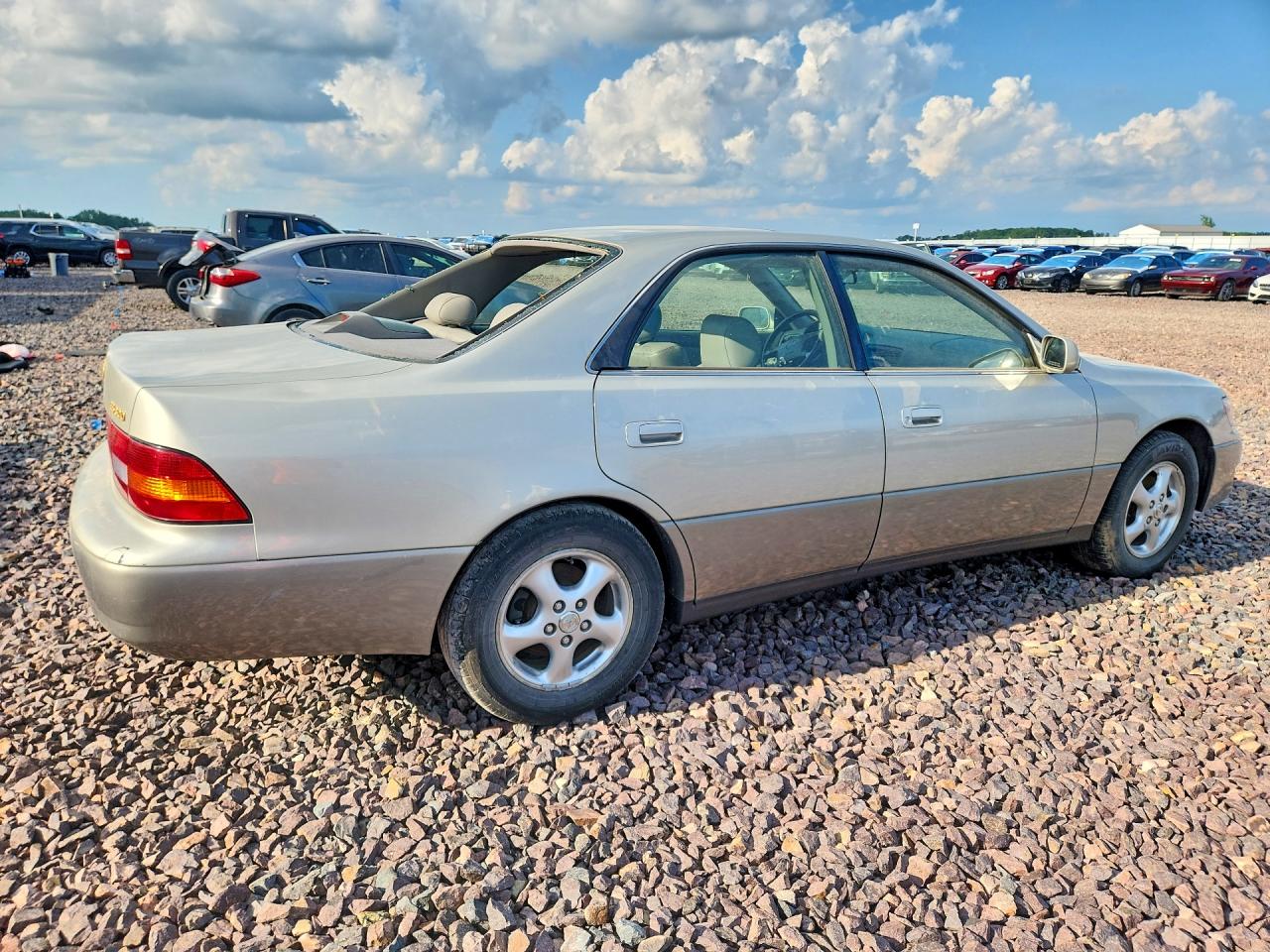 1999 Lexus Es Silver vin: JT8BF28G2X5058661
