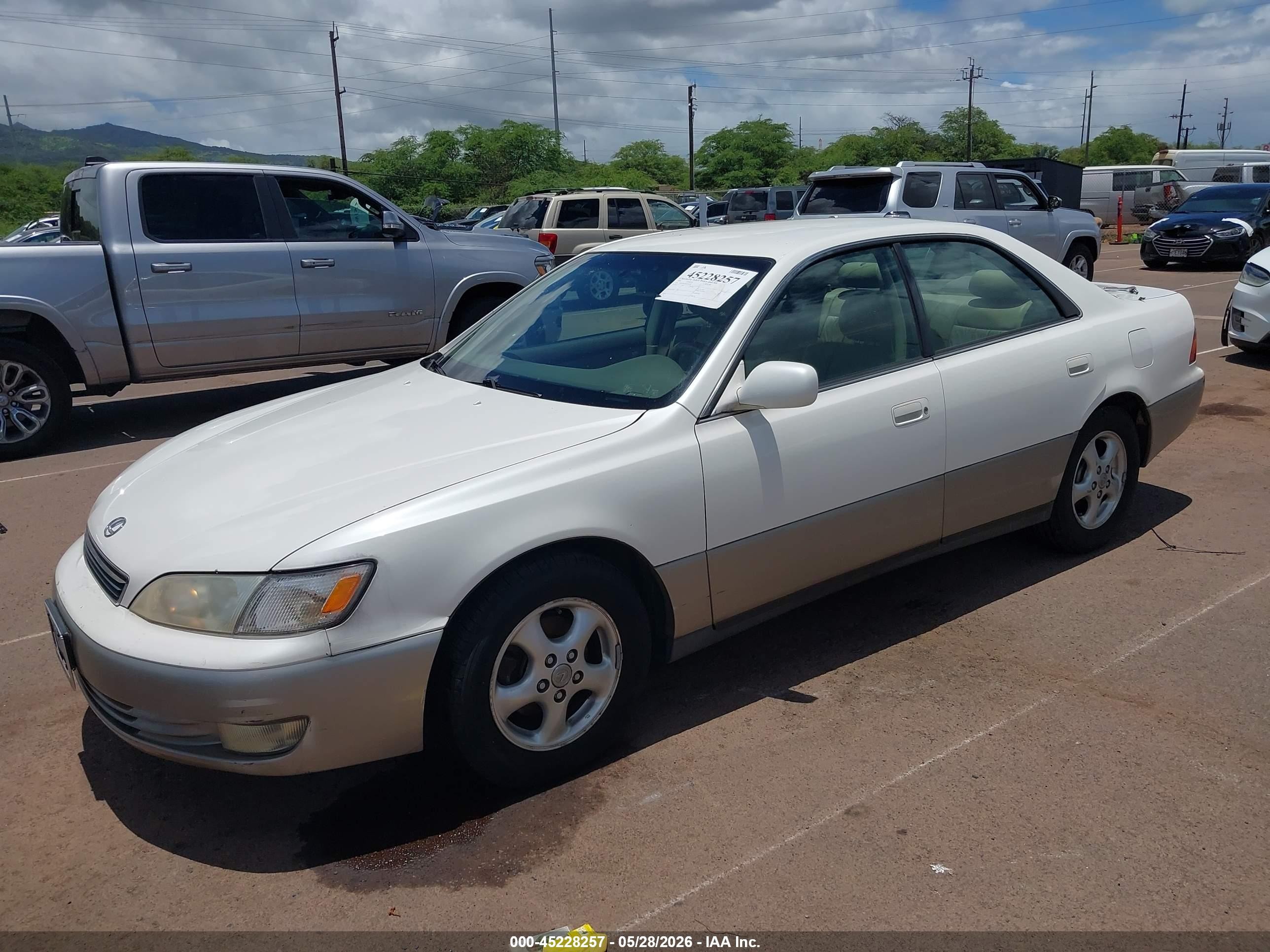 1999 Lexus Es 300   White vin: JT8BF28G3X0214638