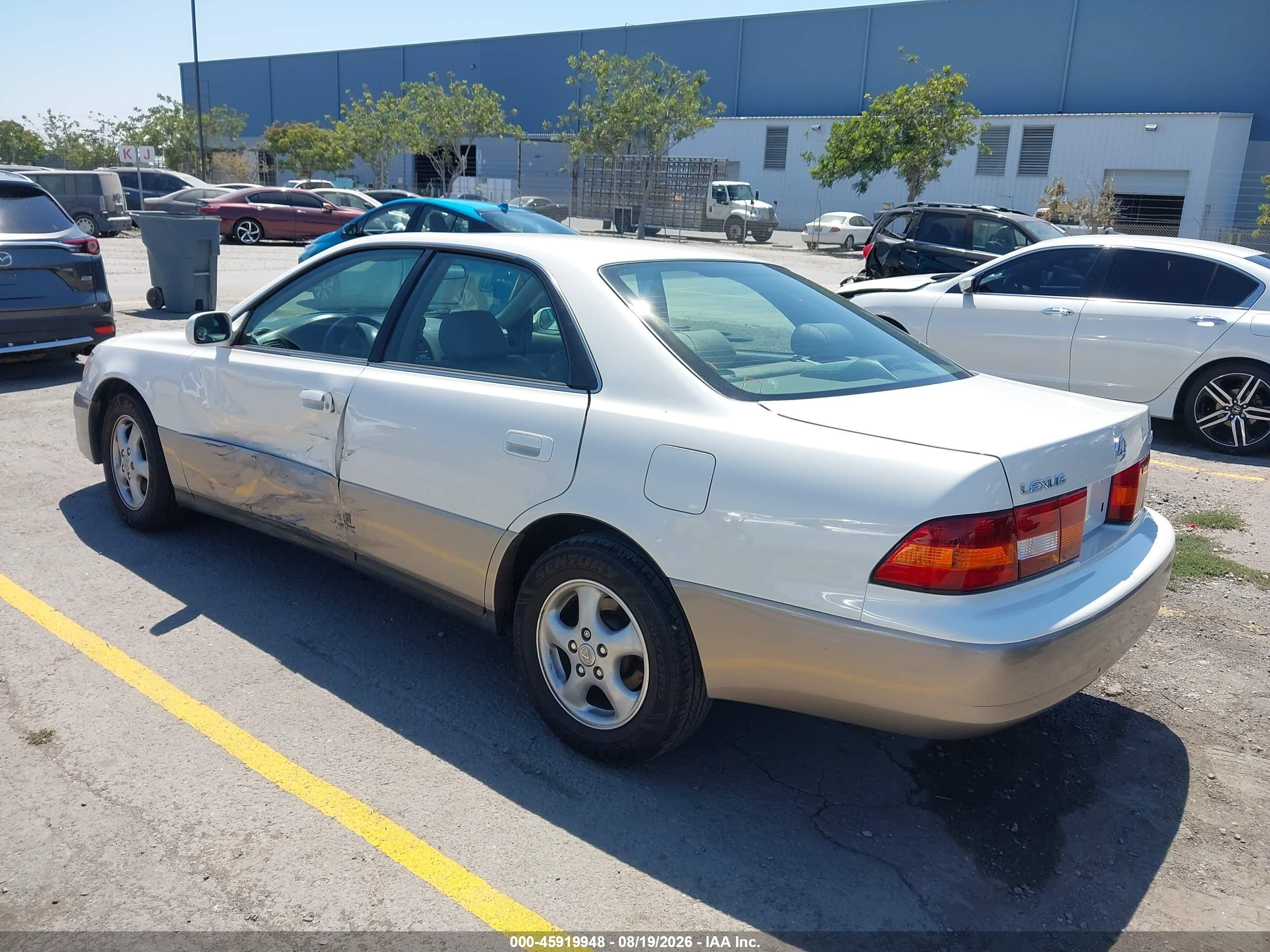 1999 Lexus Es 300   White vin: JT8BF28G3X5064369