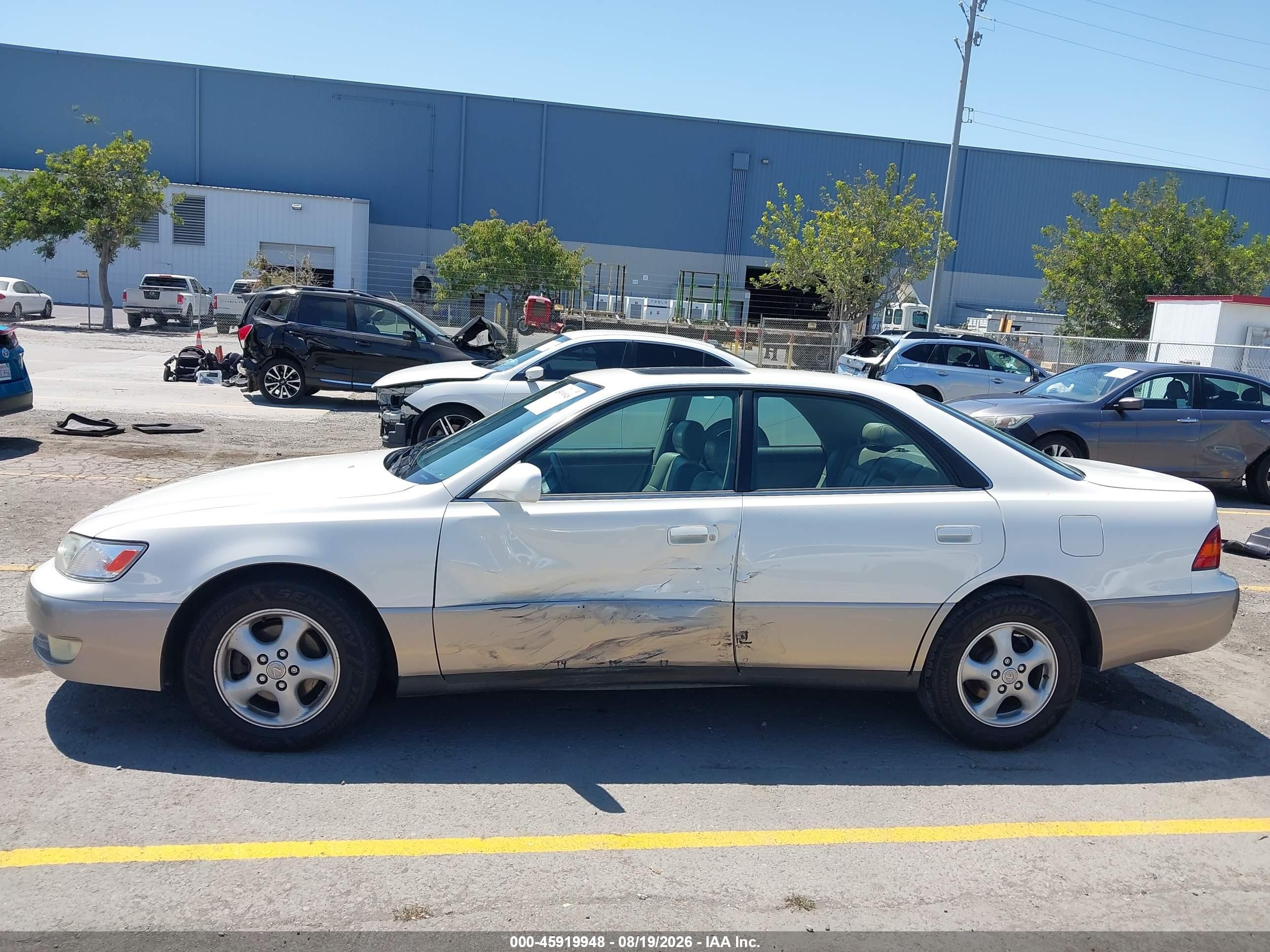 1999 Lexus Es 300   White vin: JT8BF28G3X5064369