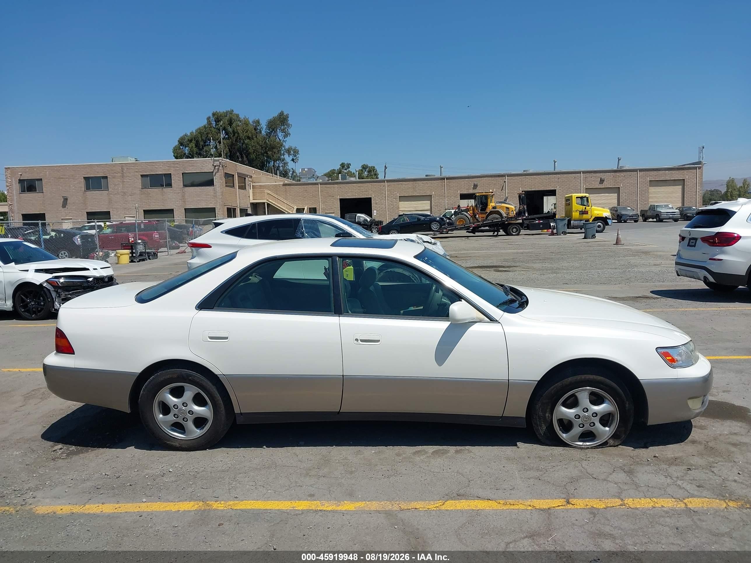1999 Lexus Es 300   White vin: JT8BF28G3X5064369