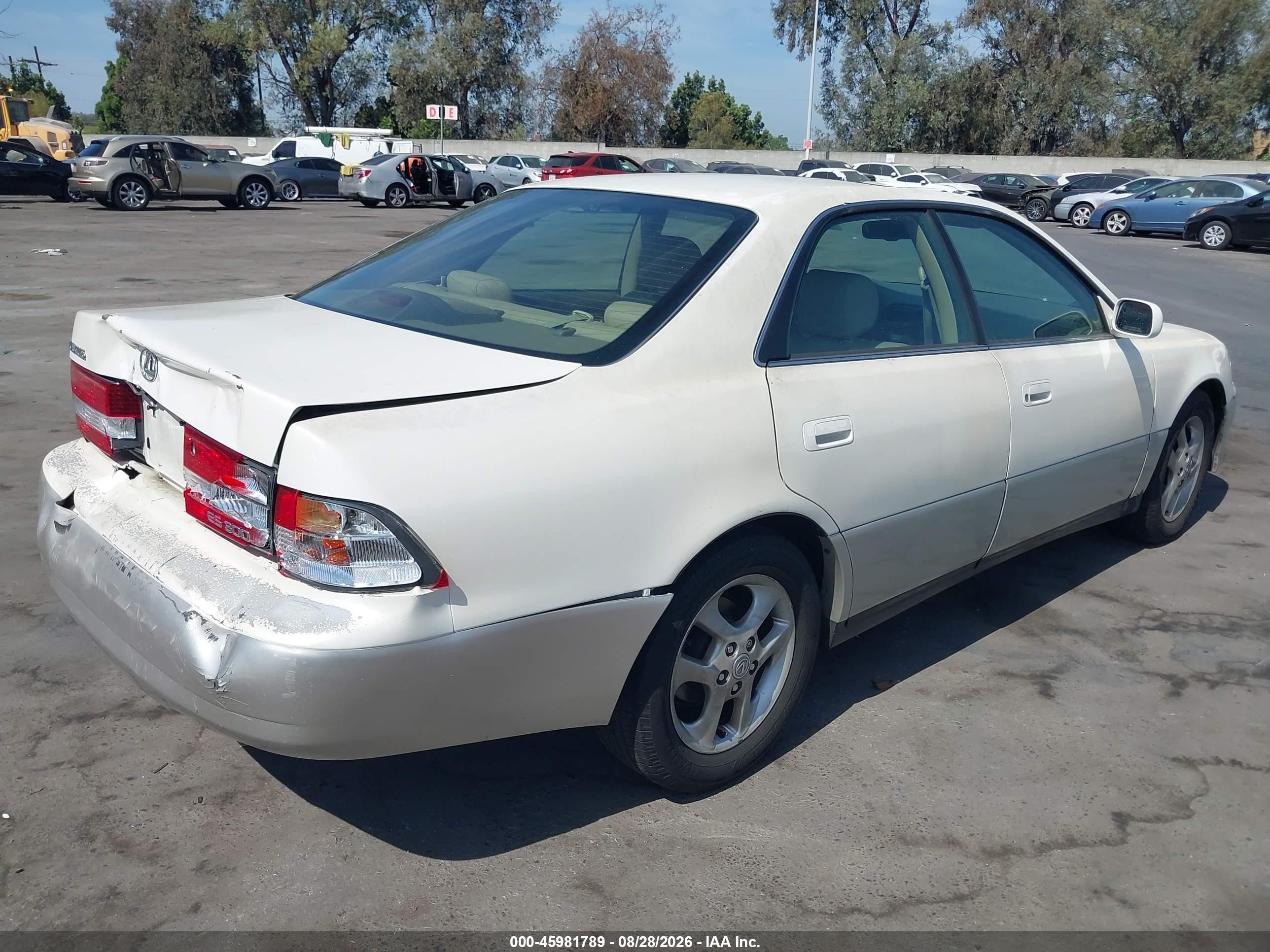 2001 Lexus Es 300   White vin: JT8BF28G415108967