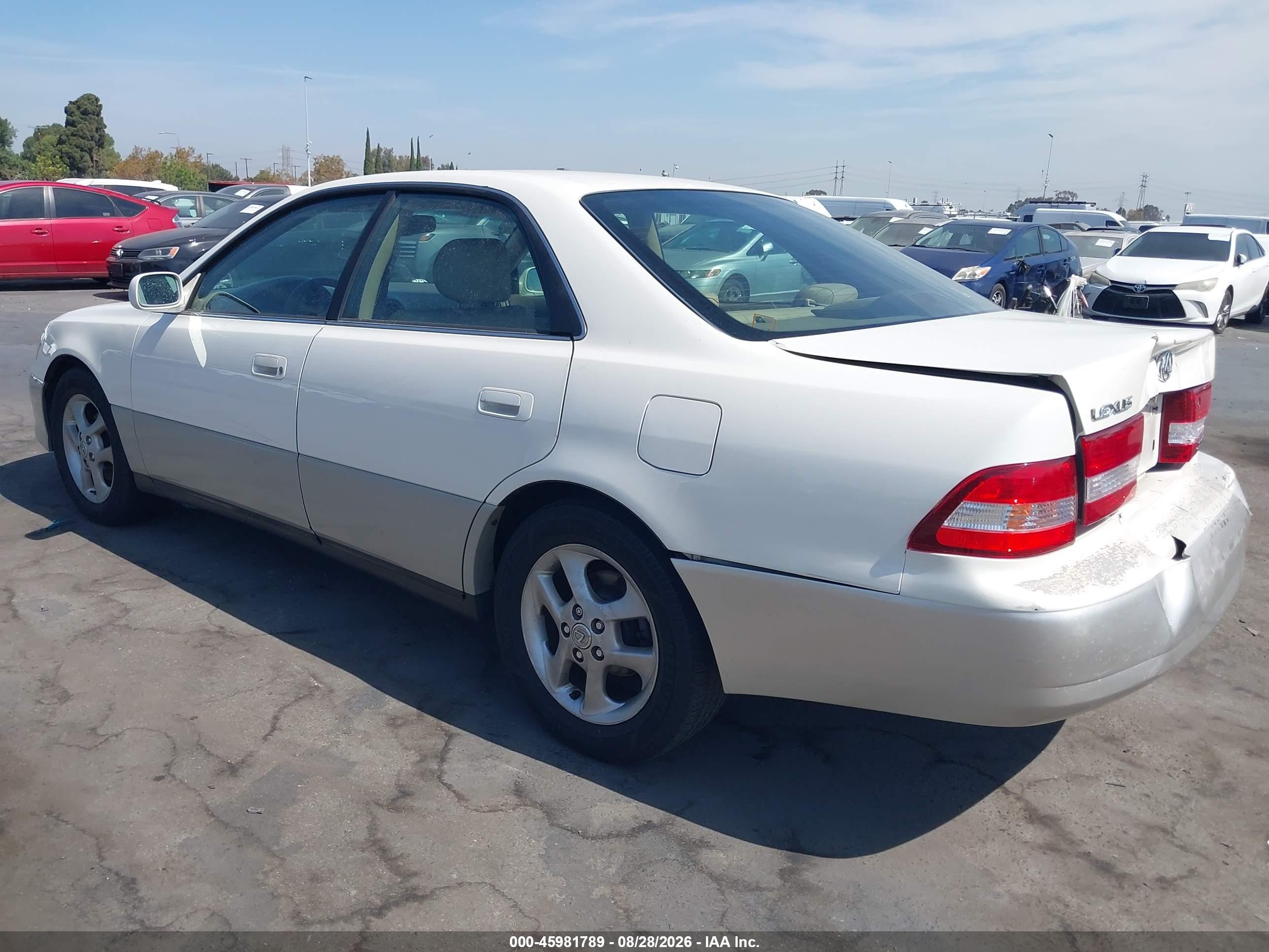 2001 Lexus Es 300   White vin: JT8BF28G415108967
