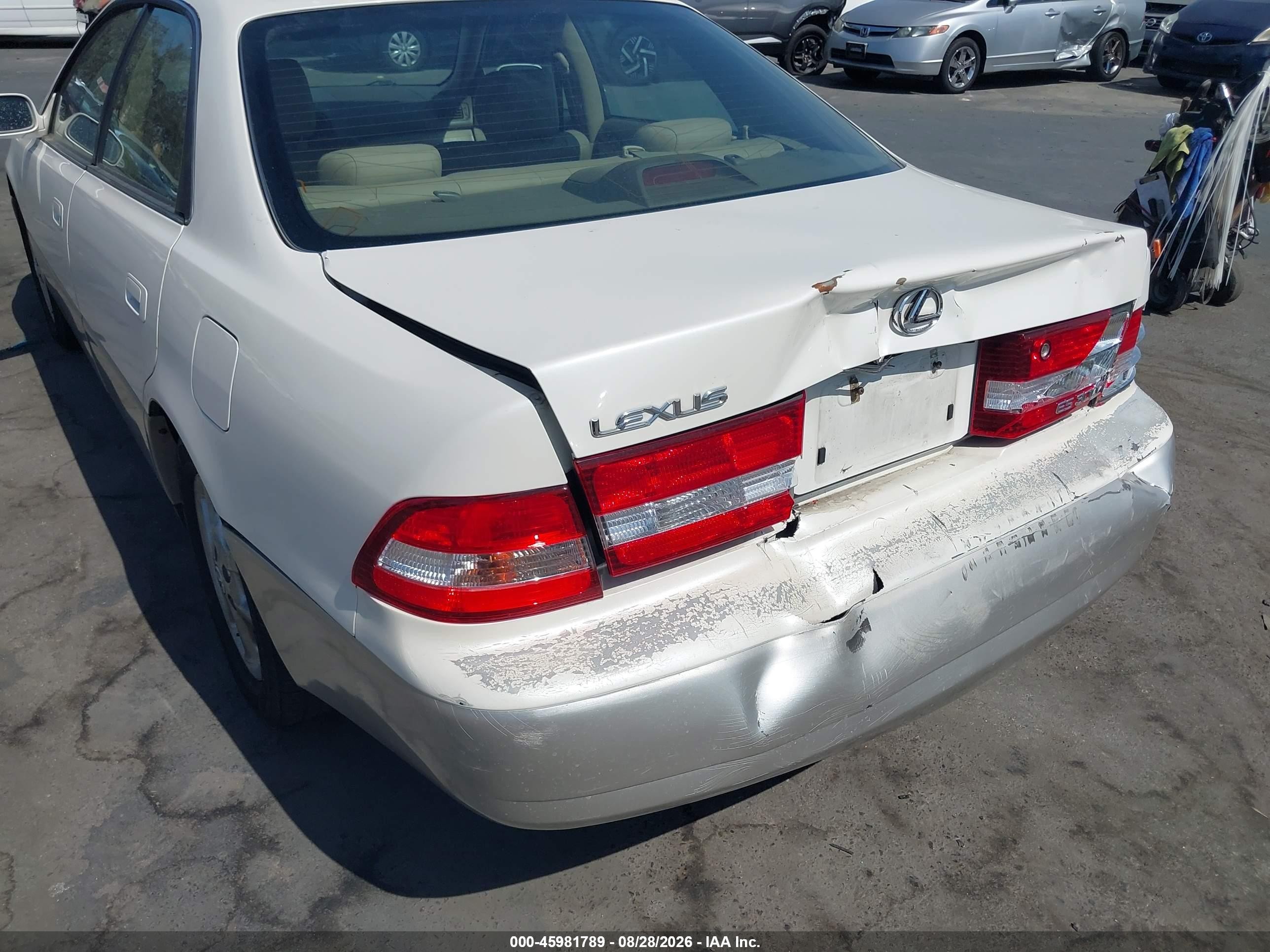 2001 Lexus Es 300   White vin: JT8BF28G415108967