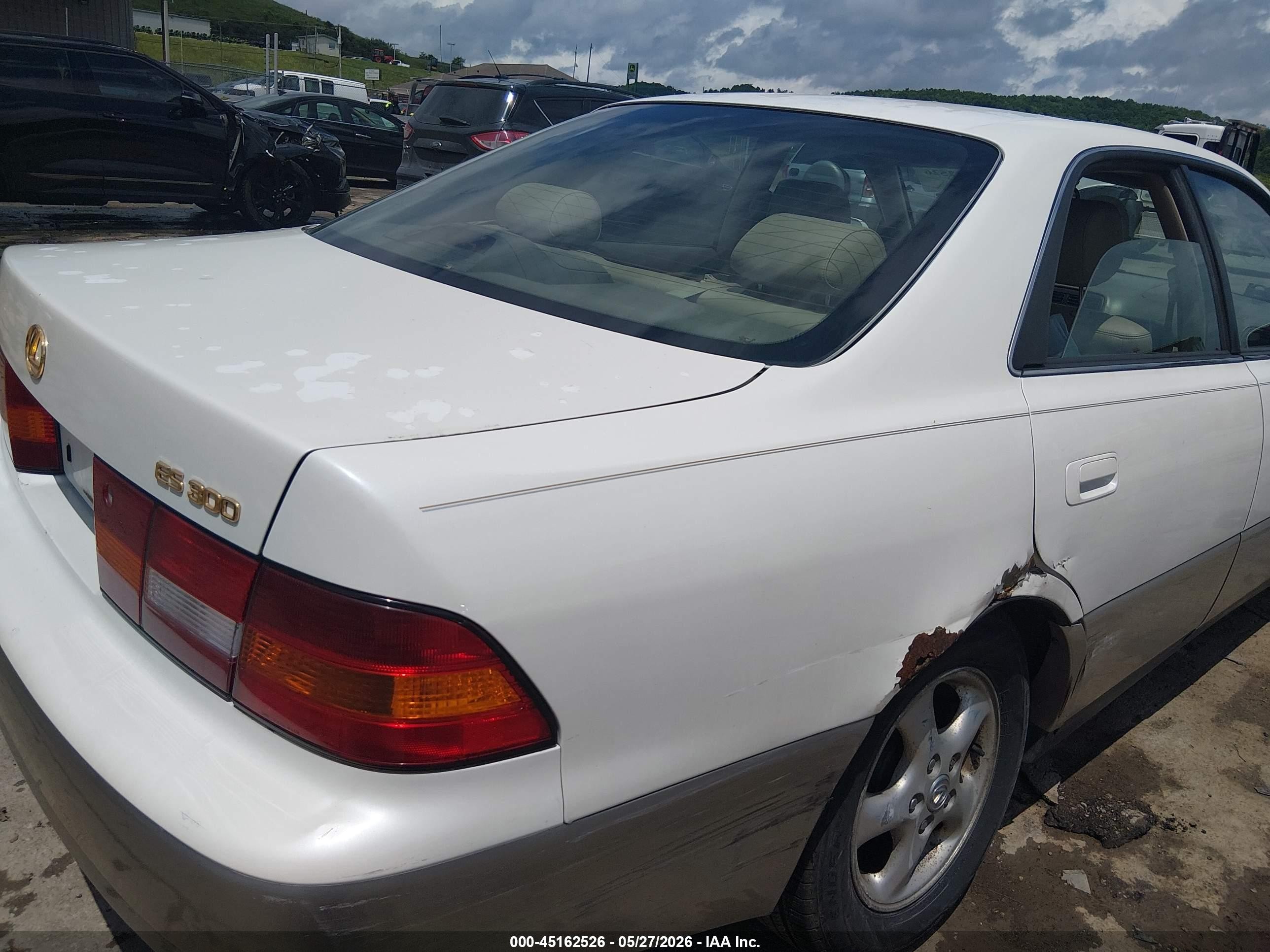 1998 Lexus Es 300   White vin: JT8BF28G4W5046784