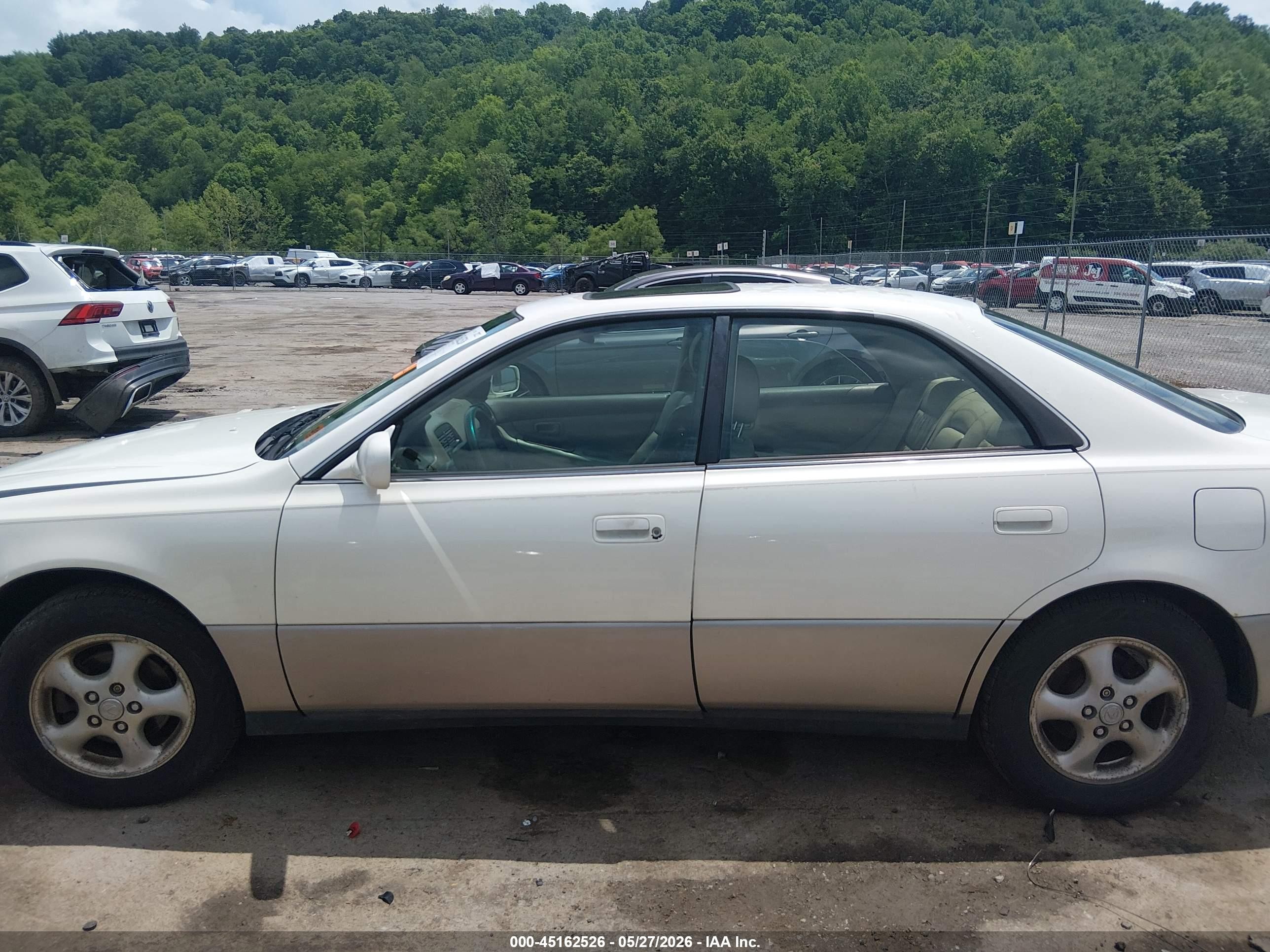 1998 Lexus Es 300   White vin: JT8BF28G4W5046784