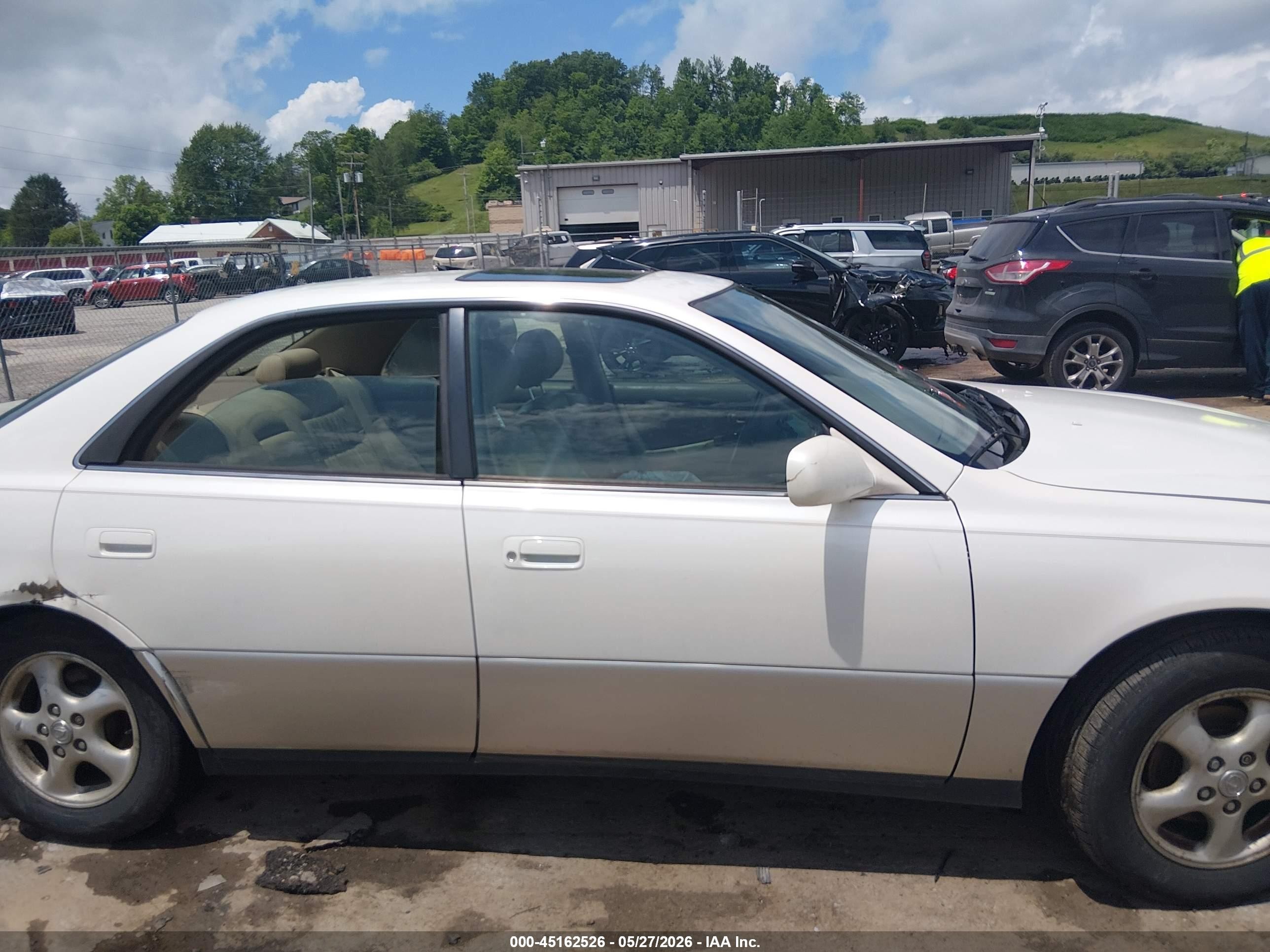 1998 Lexus Es 300   White vin: JT8BF28G4W5046784