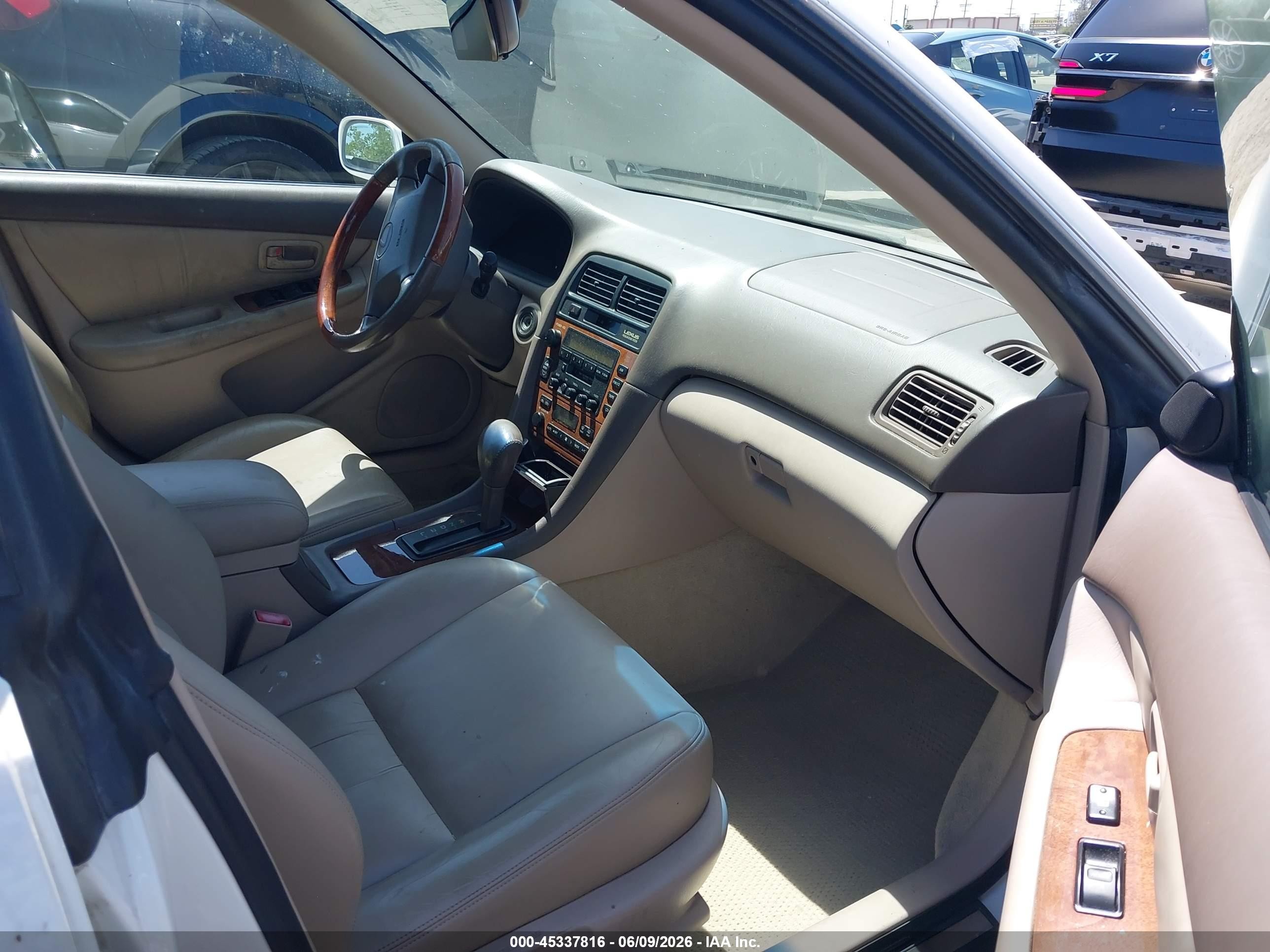 2001 Lexus Es 300   White vin: JT8BF28G715104671