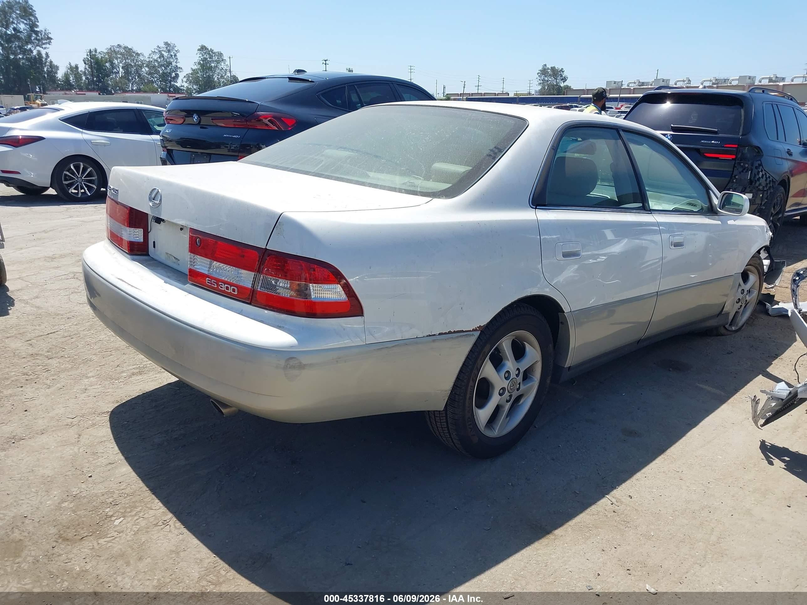 2001 Lexus Es 300   White vin: JT8BF28G715104671