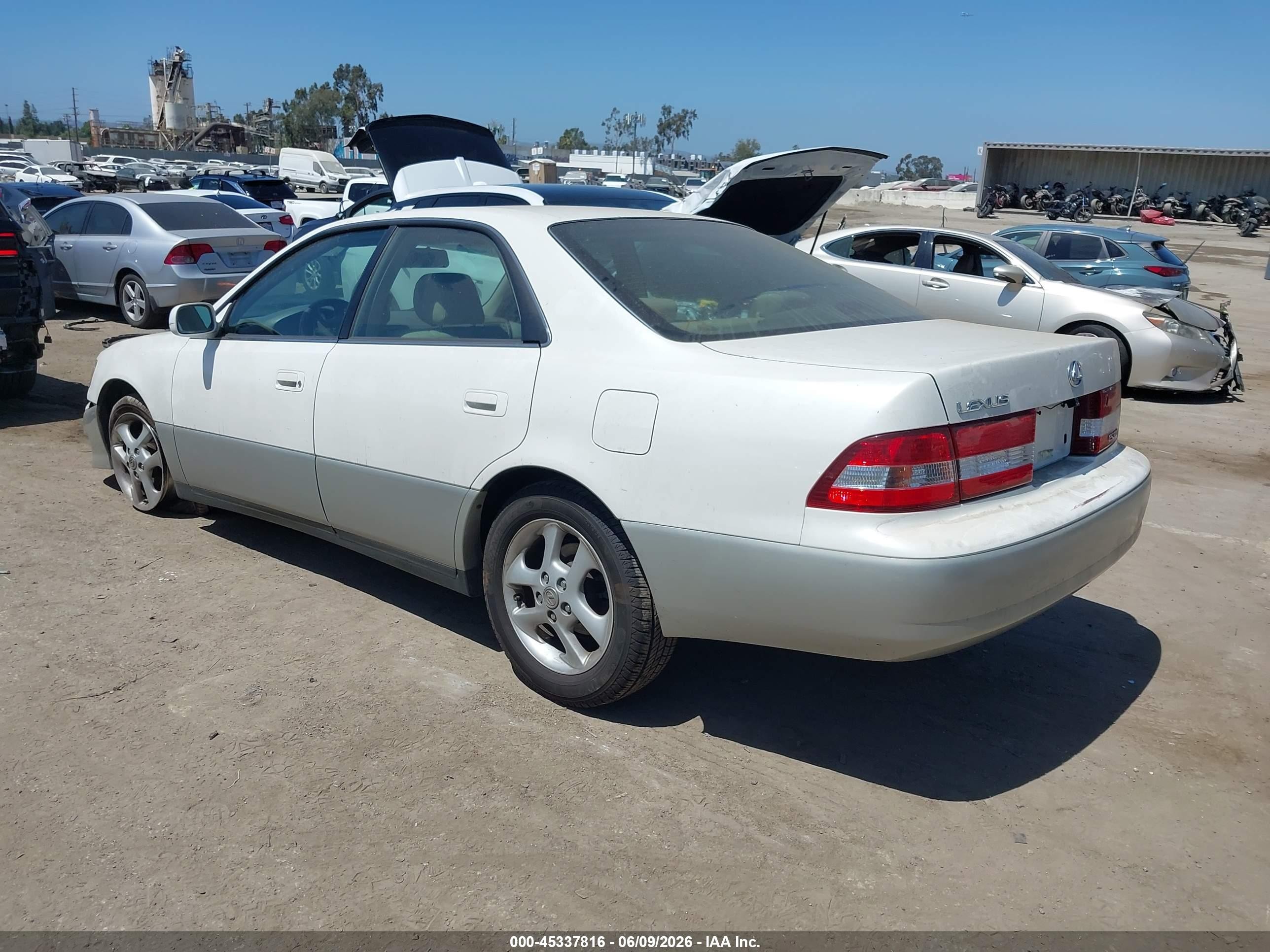 2001 Lexus Es 300   White vin: JT8BF28G715104671
