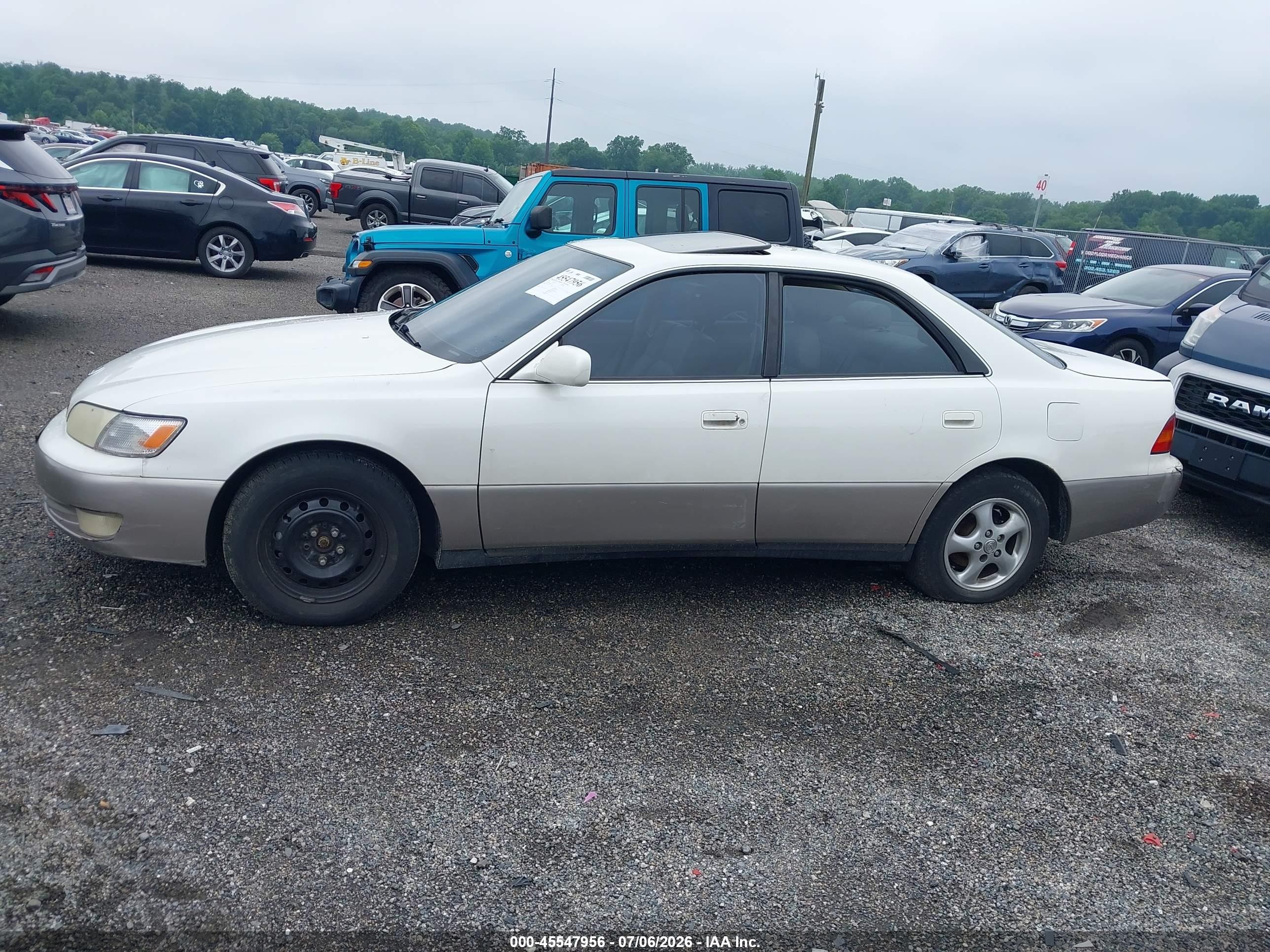 1998 Lexus Es 300   White vin: JT8BF28G7W5039134