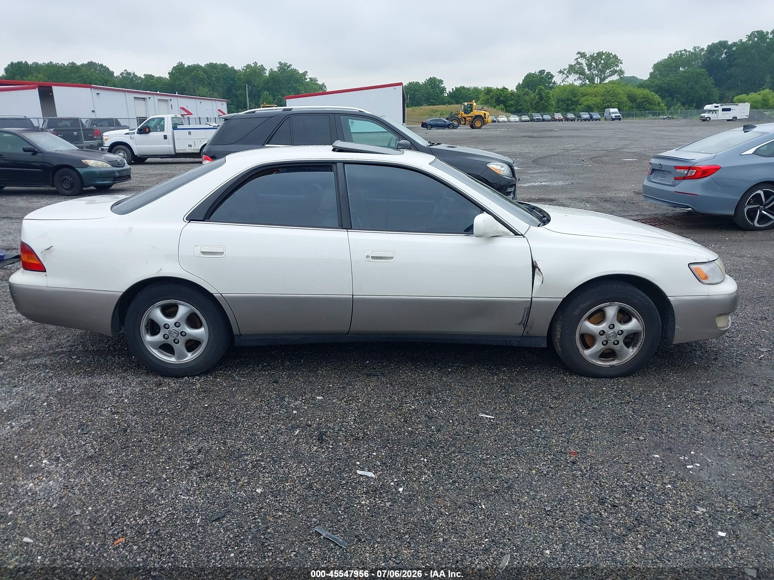1998 Lexus Es 300   White vin: JT8BF28G7W5039134