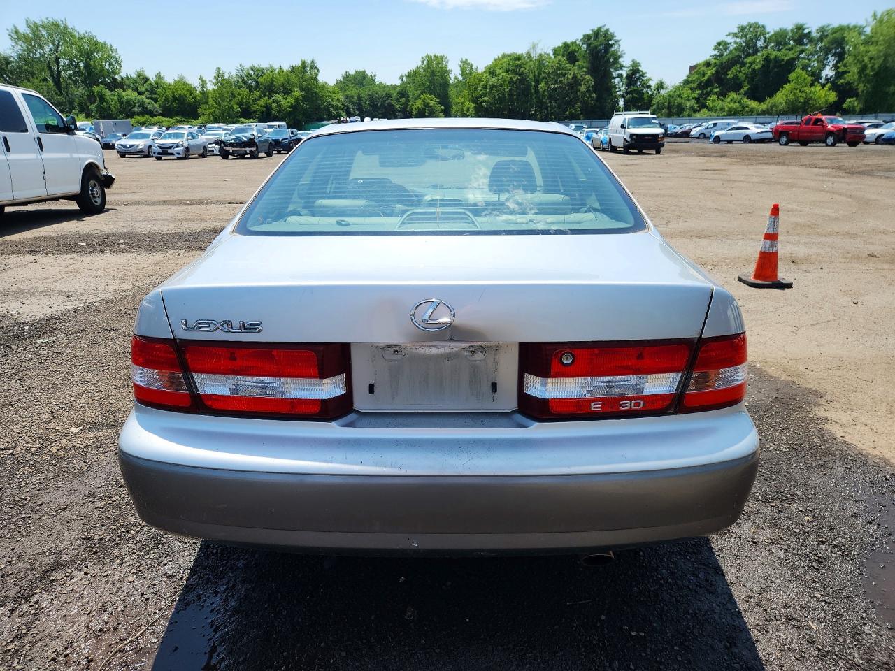 2001 Lexus Es 300 Silver vin: JT8BF28G815109510