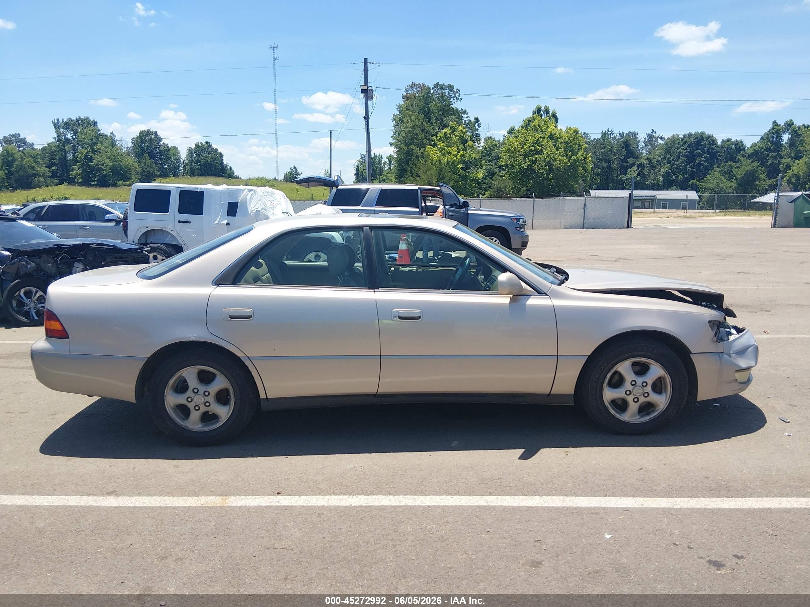 1998 Lexus Es 300   Gold vin: JT8BF28G8W0108877