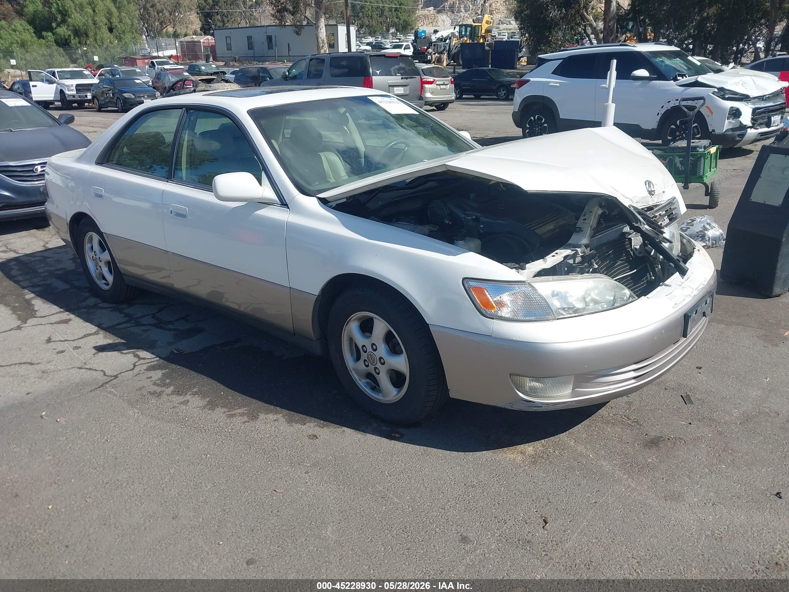 1999 Lexus Es 300   White vin: JT8BF28G8X0198369