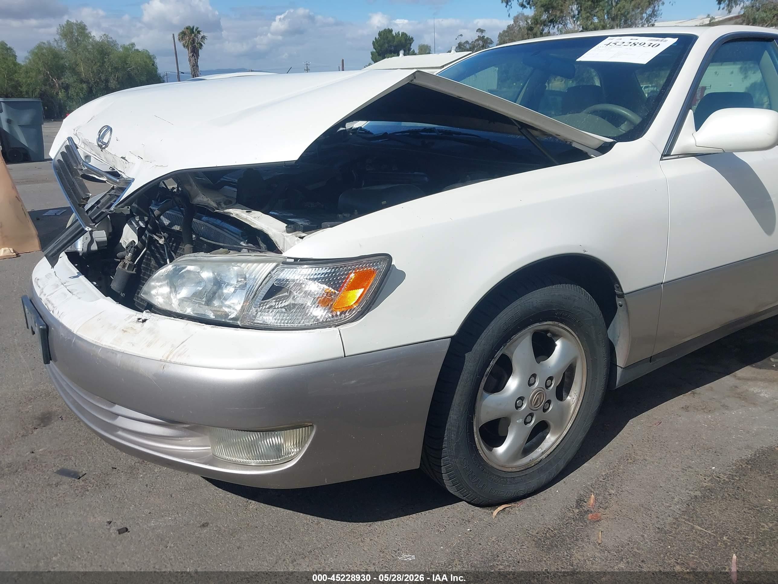 1999 Lexus Es 300   White vin: JT8BF28G8X0198369