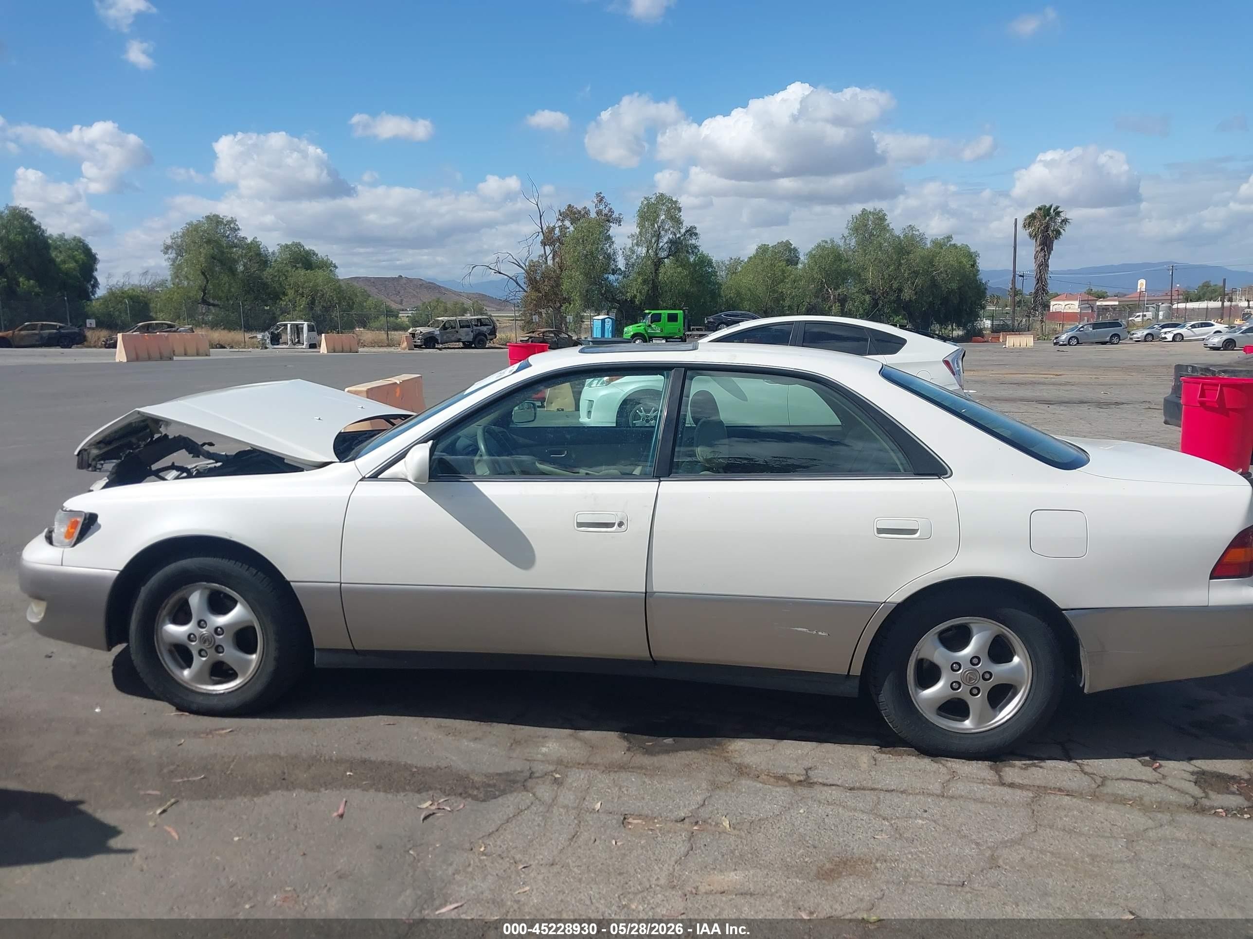 1999 Lexus Es 300   White vin: JT8BF28G8X0198369