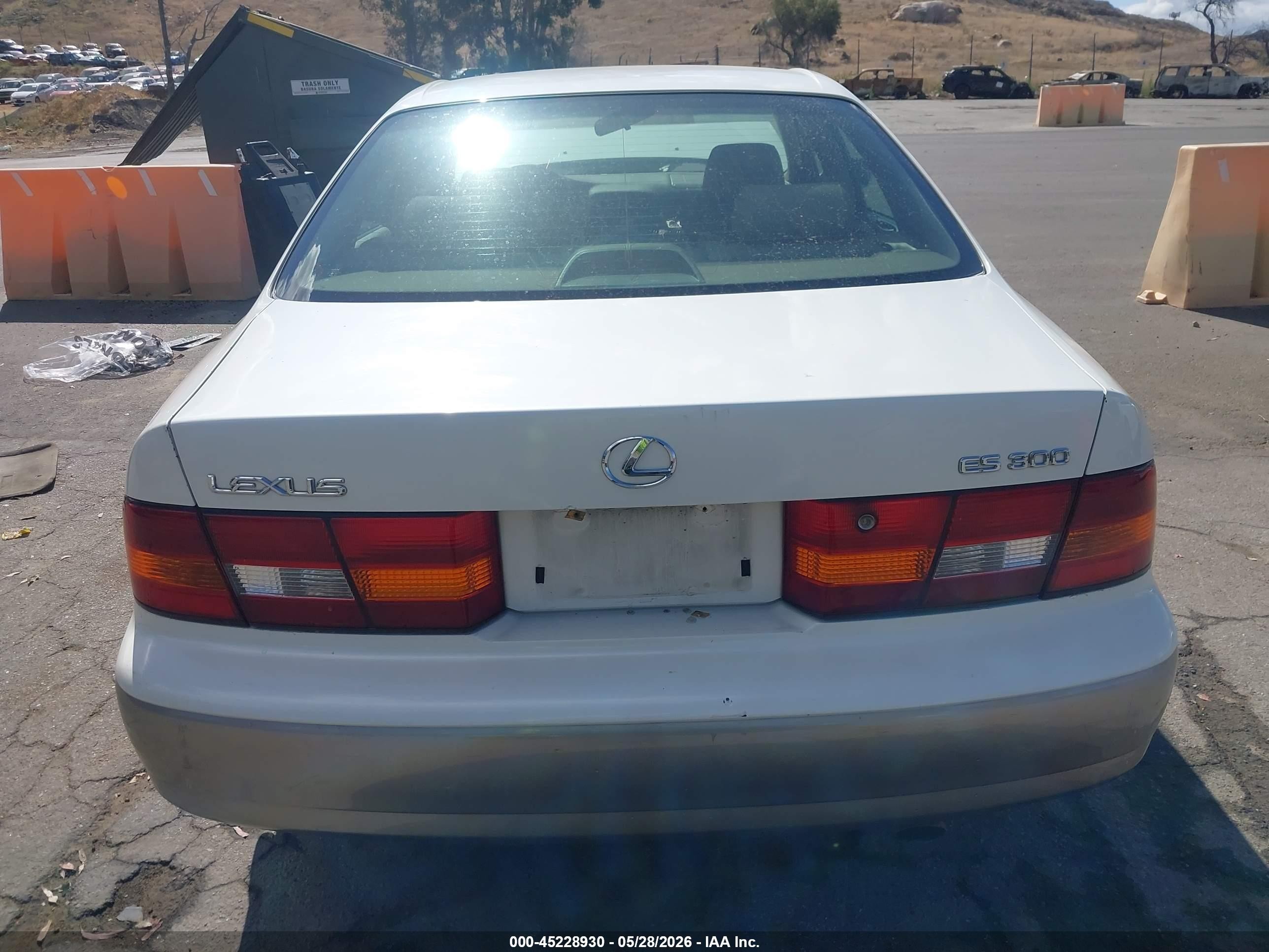 1999 Lexus Es 300   White vin: JT8BF28G8X0198369