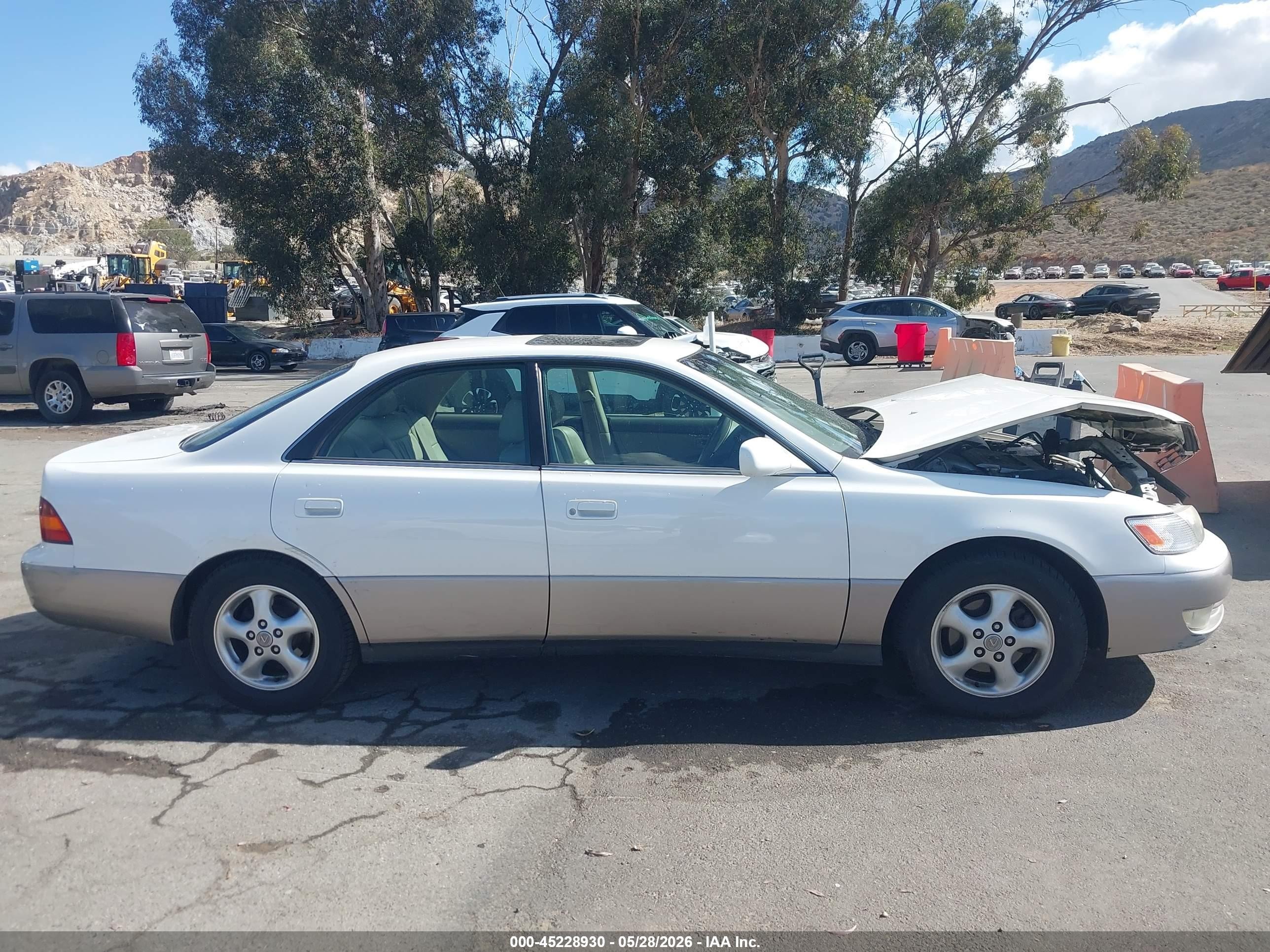 1999 Lexus Es 300   White vin: JT8BF28G8X0198369