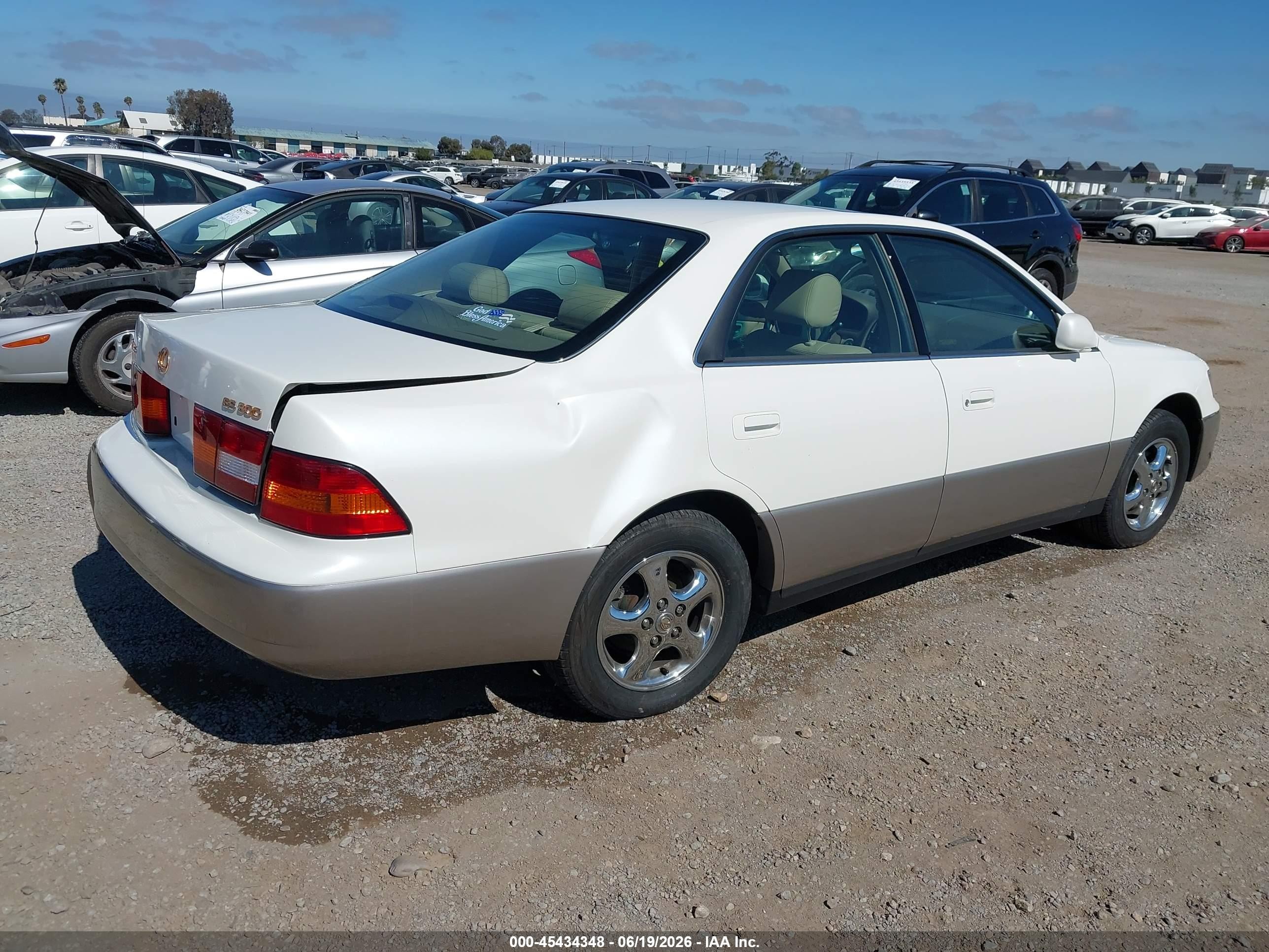 1998 Lexus Es 300   White vin: JT8BF28G9W0143685