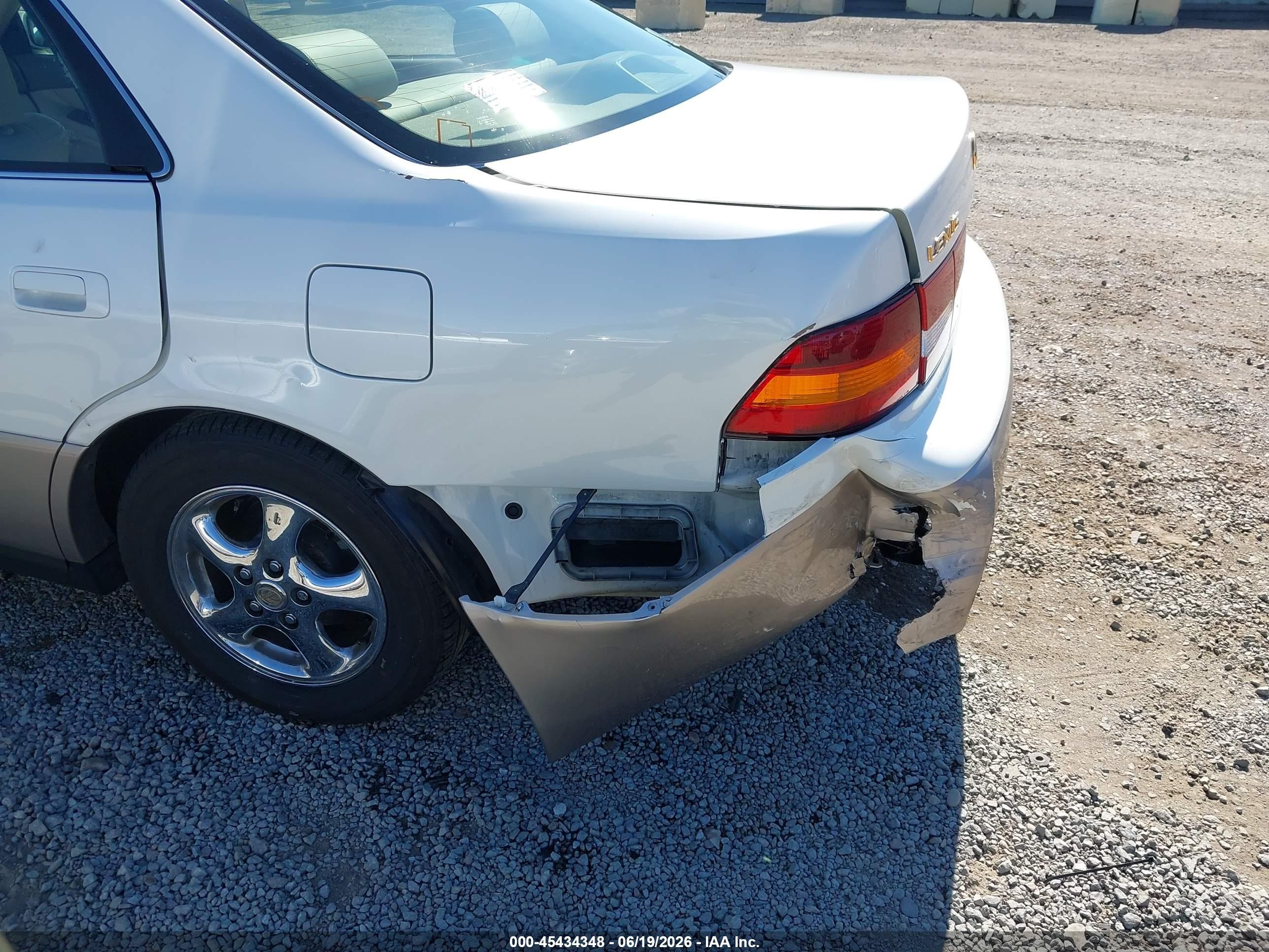 1998 Lexus Es 300   White vin: JT8BF28G9W0143685