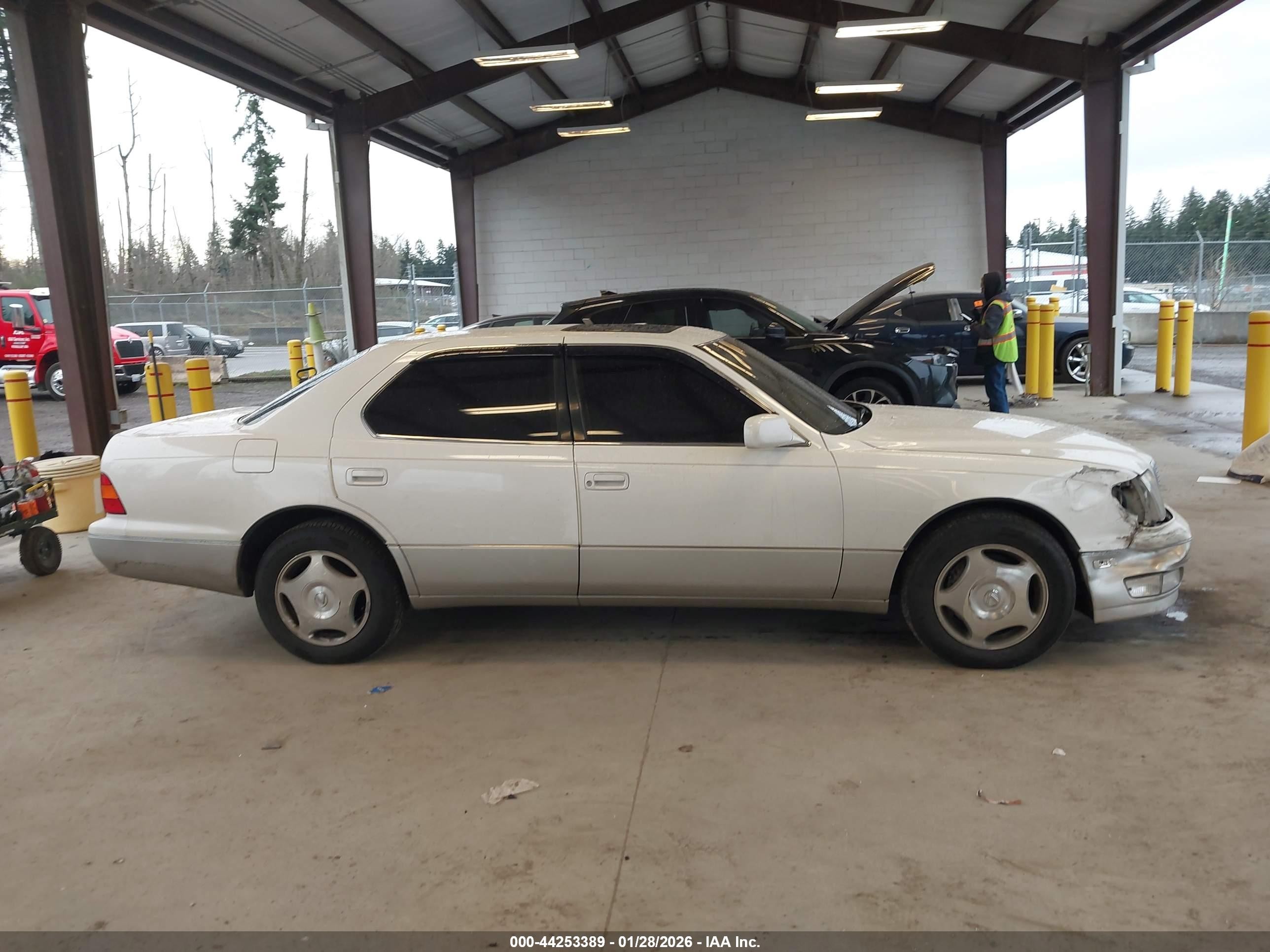 1999 Lexus Ls 400   White vin: JT8BH28F2X0162324