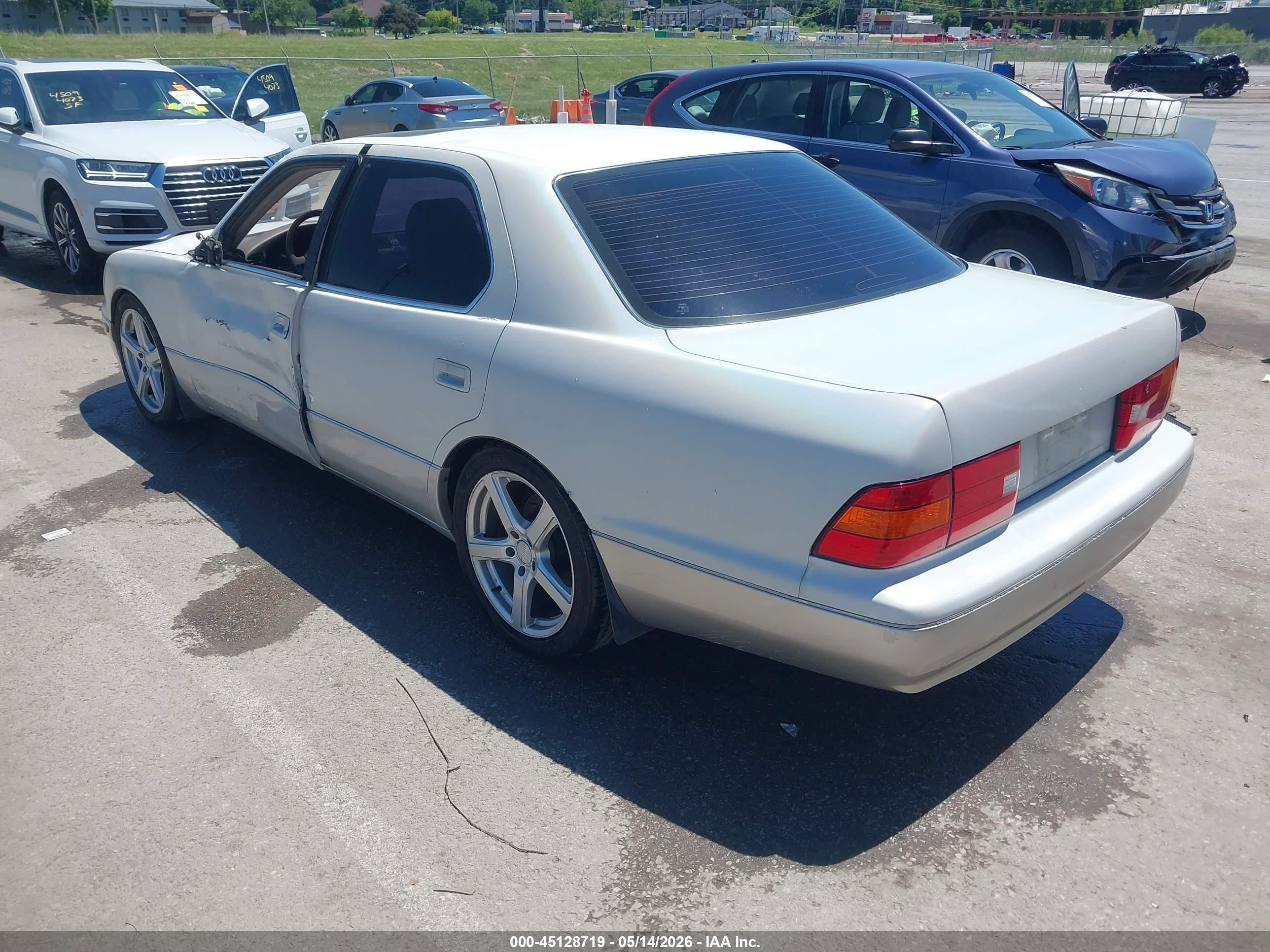 1998 Lexus Ls 400   White vin: JT8BH28F5W0125069