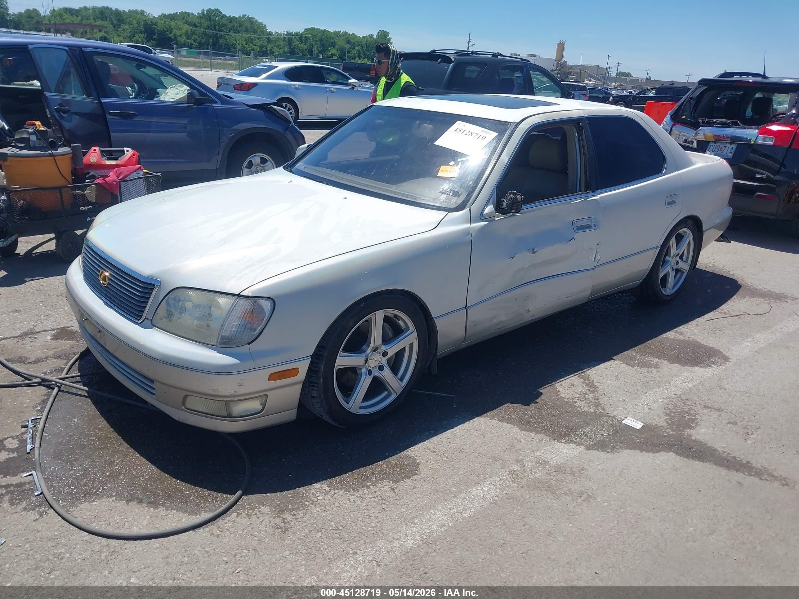 1998 Lexus Ls 400   White vin: JT8BH28F5W0125069