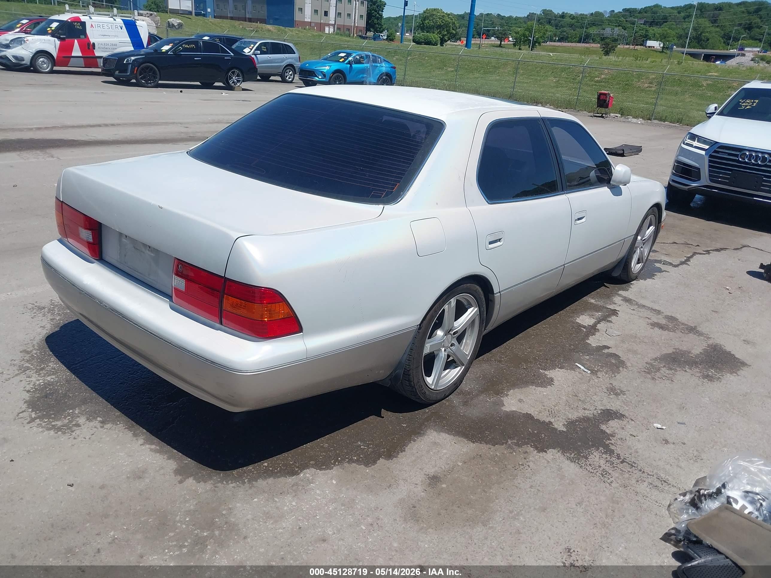 1998 Lexus Ls 400   White vin: JT8BH28F5W0125069
