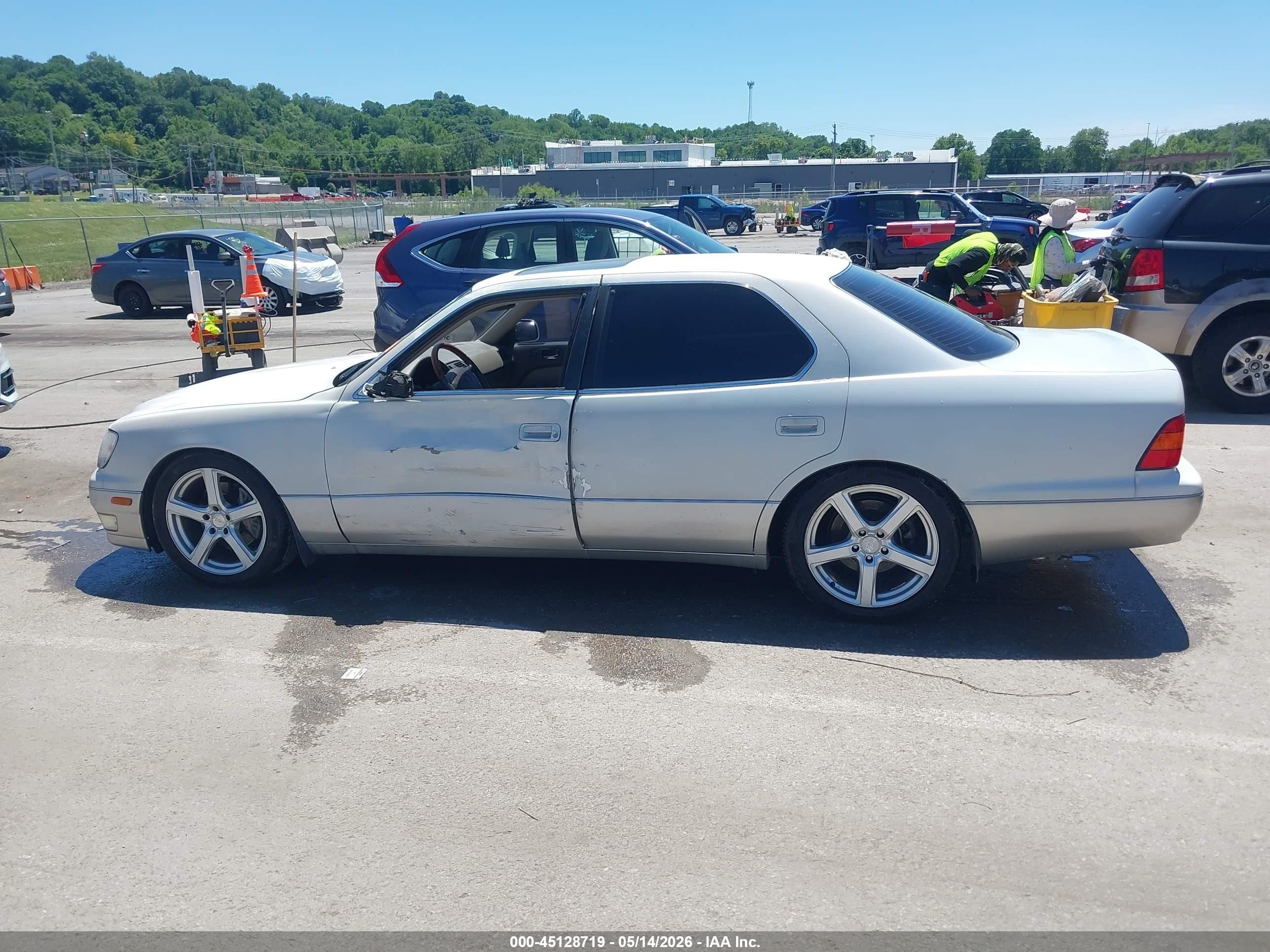 1998 Lexus Ls 400   White vin: JT8BH28F5W0125069
