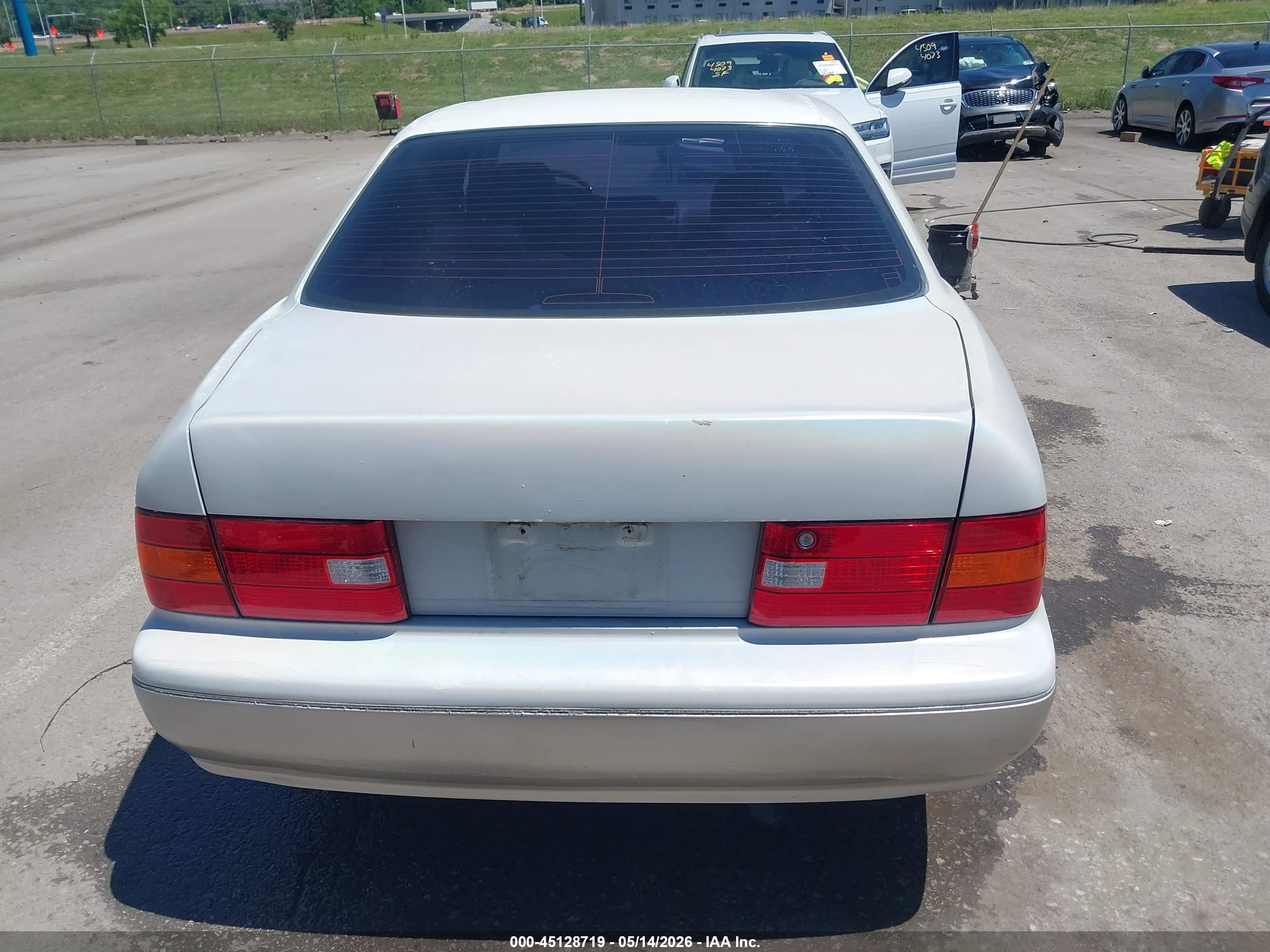 1998 Lexus Ls 400   White vin: JT8BH28F5W0125069