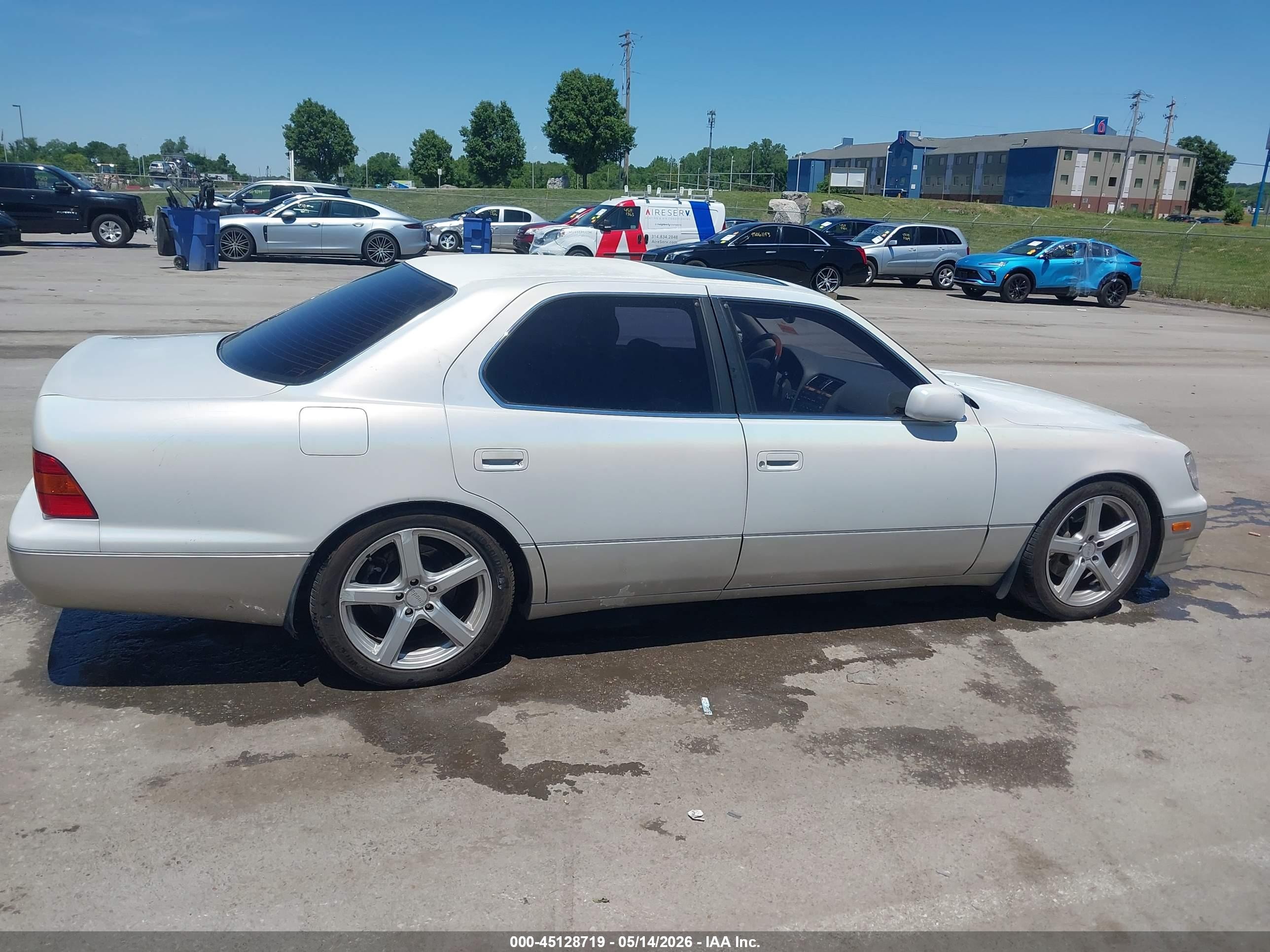 1998 Lexus Ls 400   White vin: JT8BH28F5W0125069