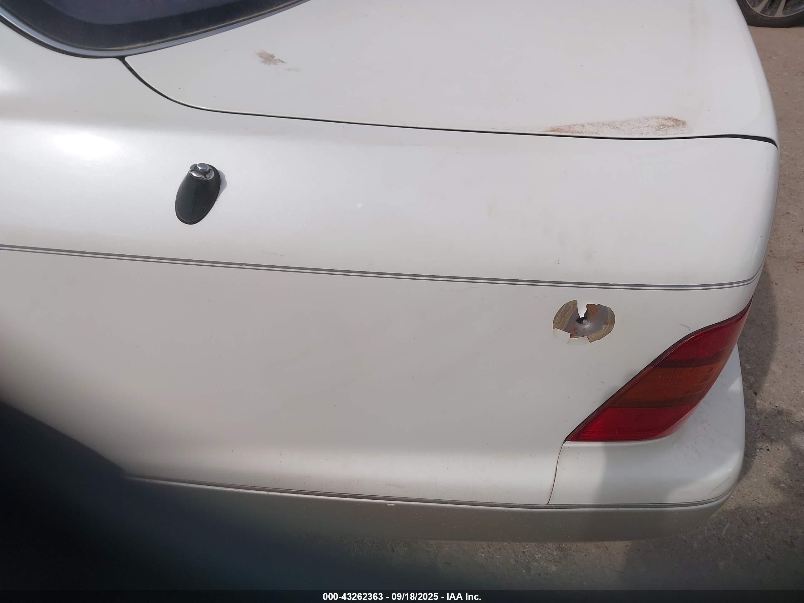 1997 Lexus Ls 400   White vin: JT8BH28FXV0083237