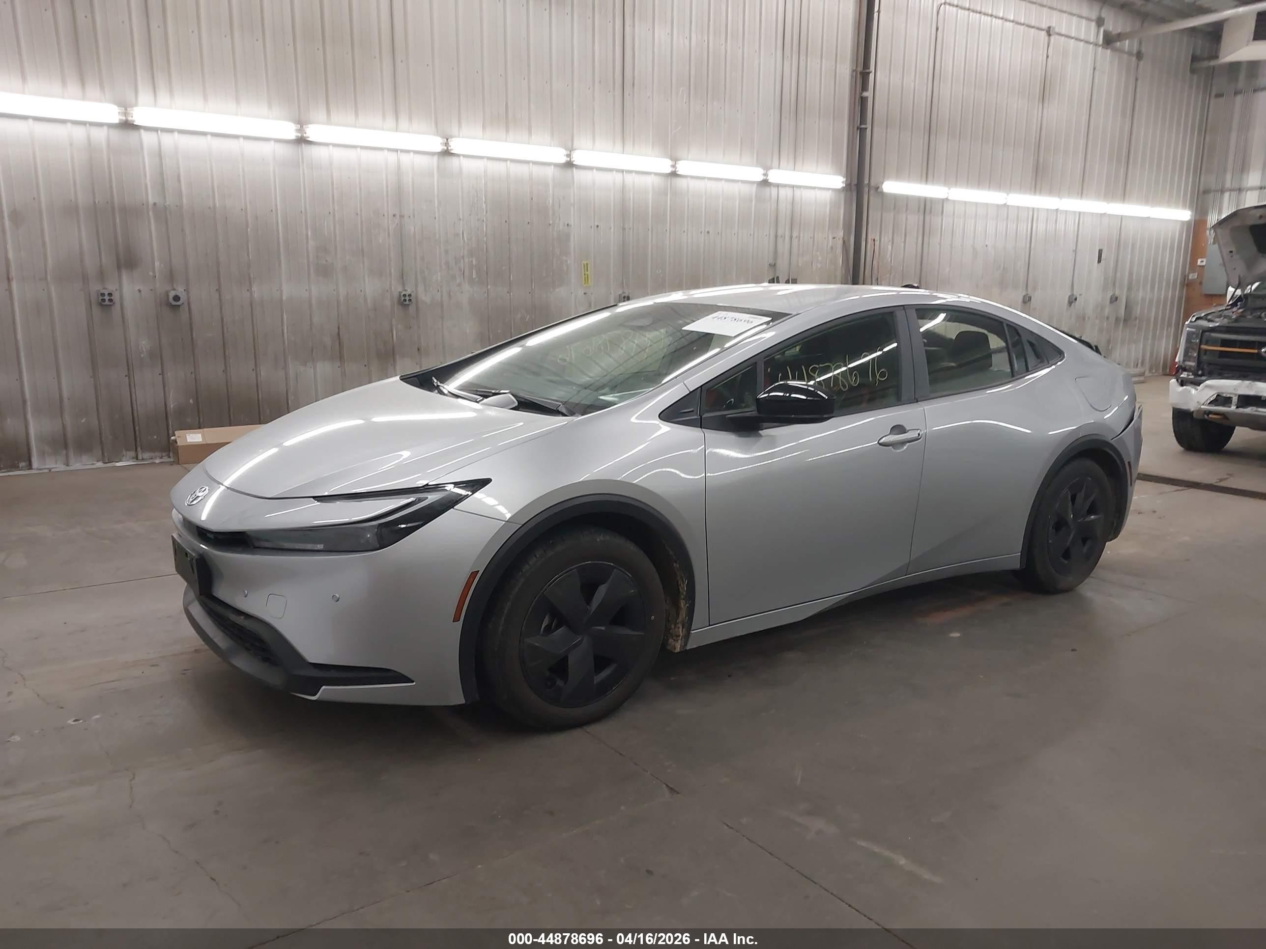 2026 Toyota Prius Le Gray vin: JTDACAAU1T3067650