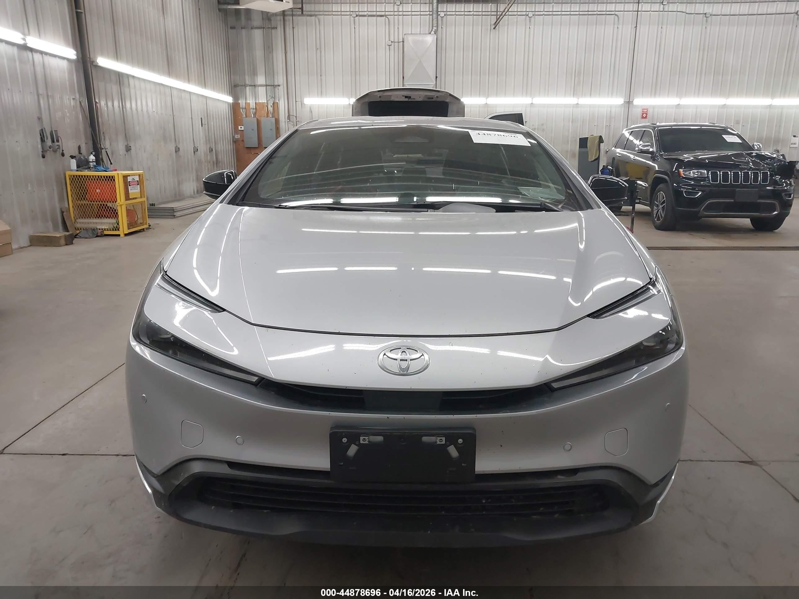 2026 Toyota Prius Le Gray vin: JTDACAAU1T3067650