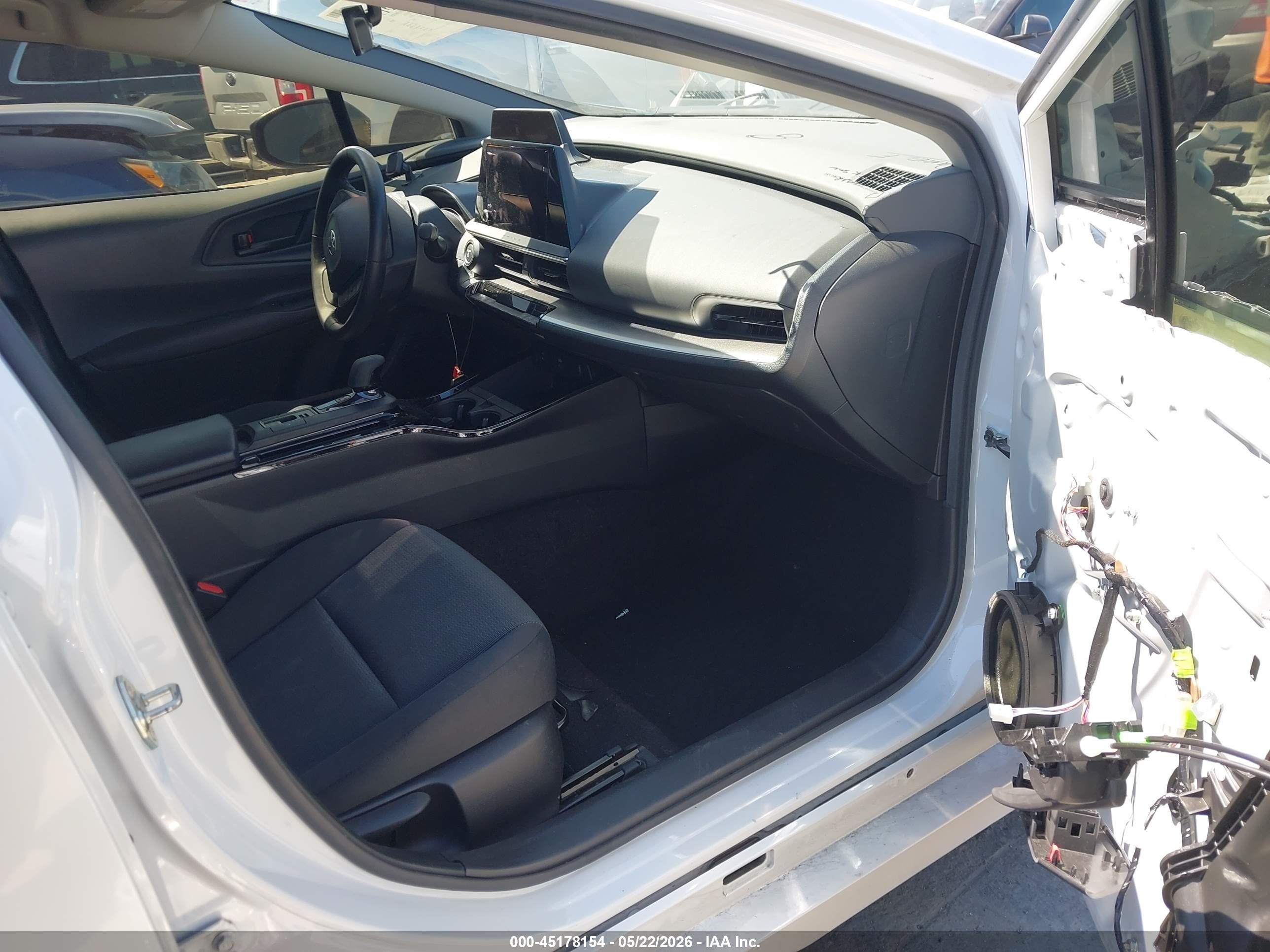 2024 Toyota Prius Le White vin: JTDACAAU7R3015626